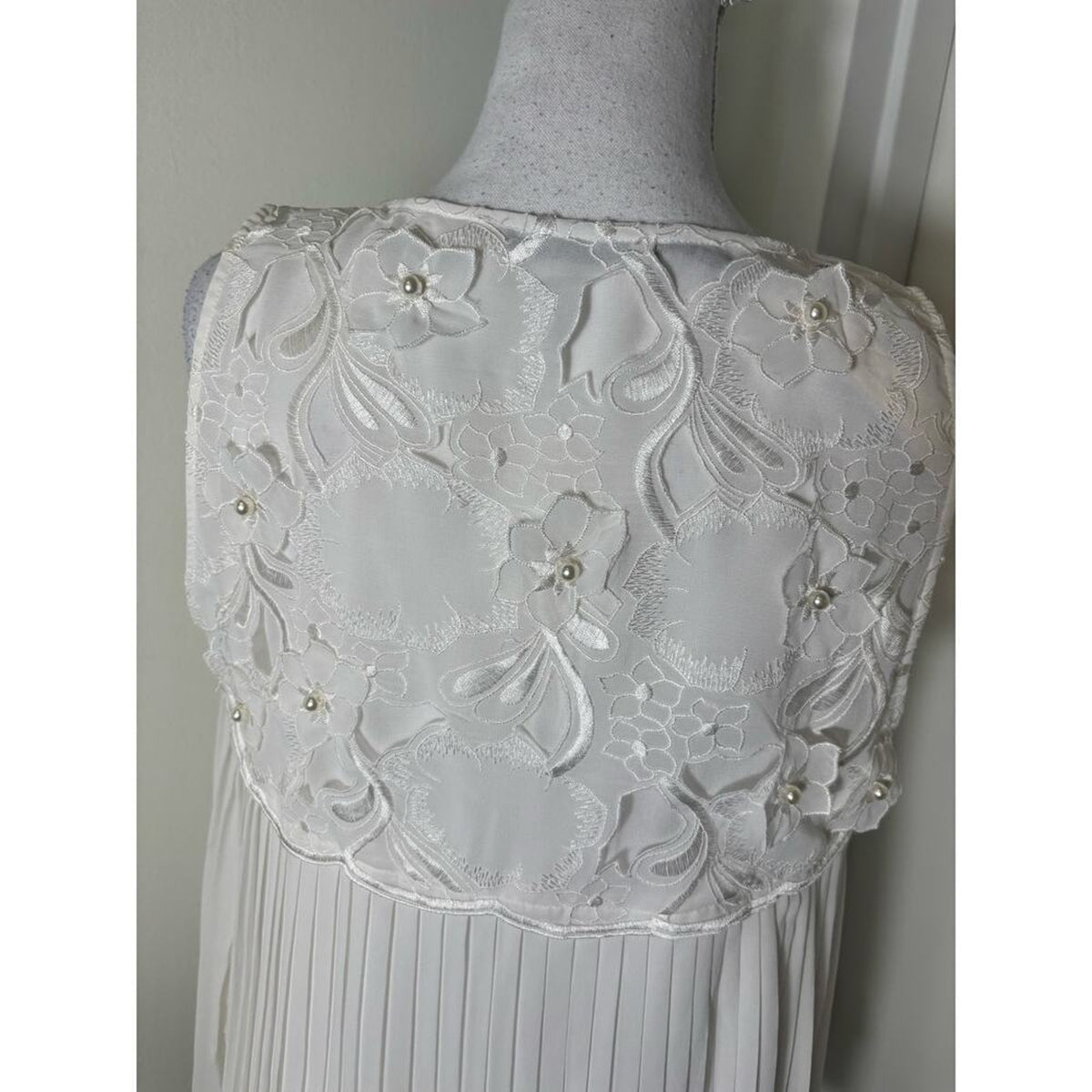 Alice and Olivia White Sleeveless Beaded Pleated Top M