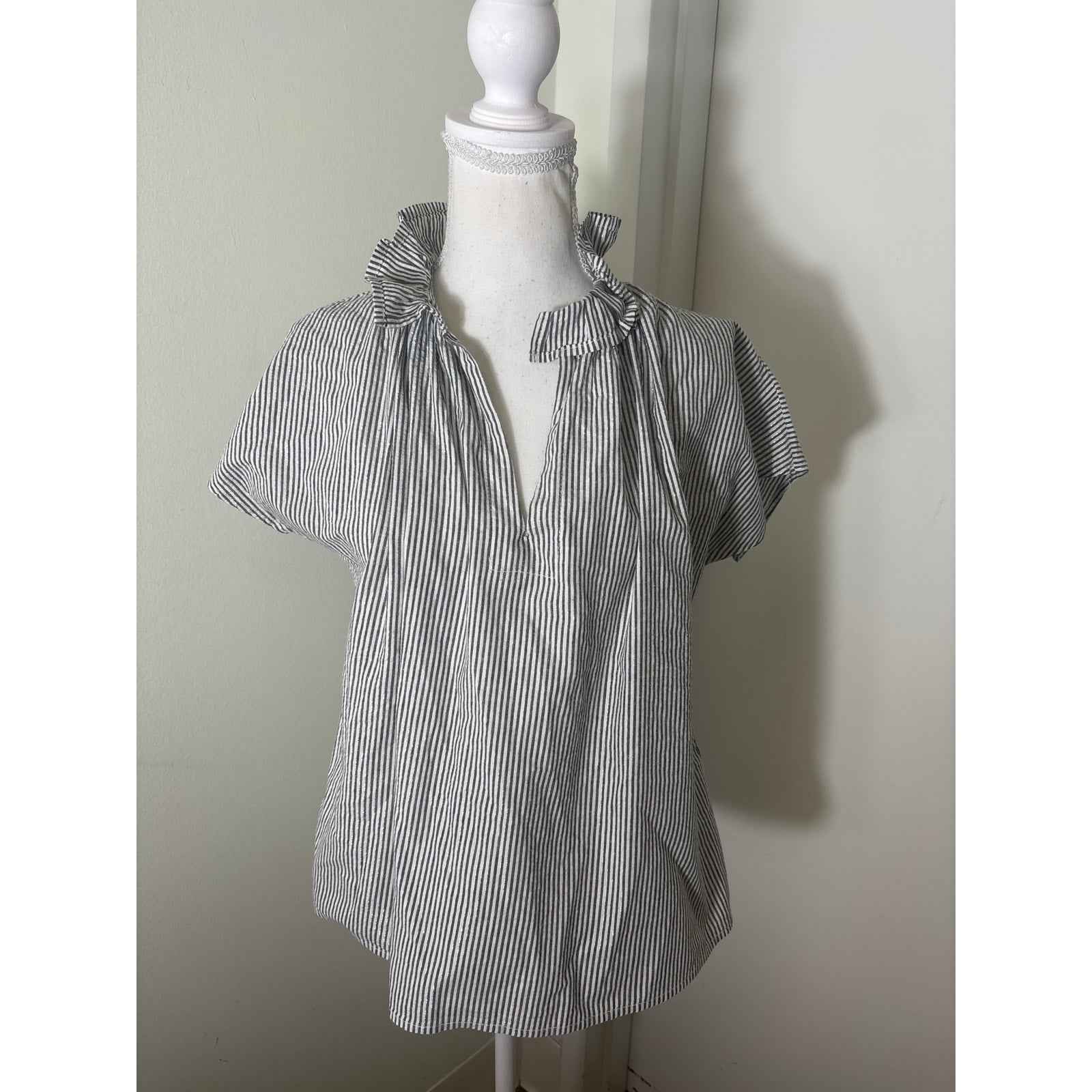 Never A Wallflower Blue and White Seersucker V Neck Shirt Sz M