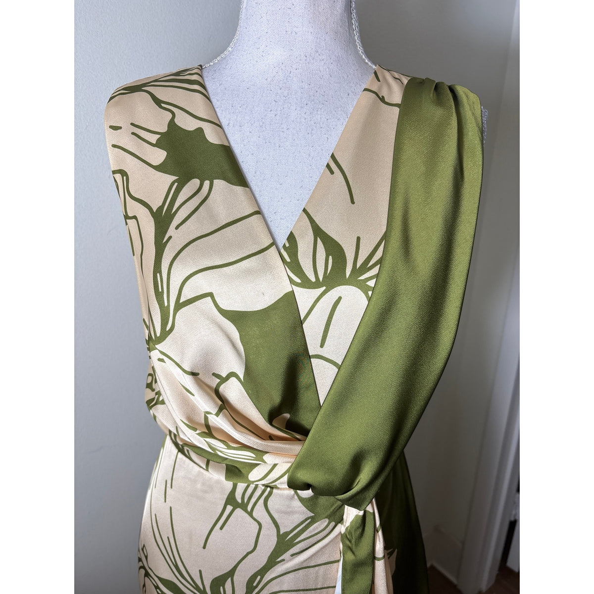 NWT Kay Unger Off White and Green Floral Sleeveless Wrap Dress Sz 2