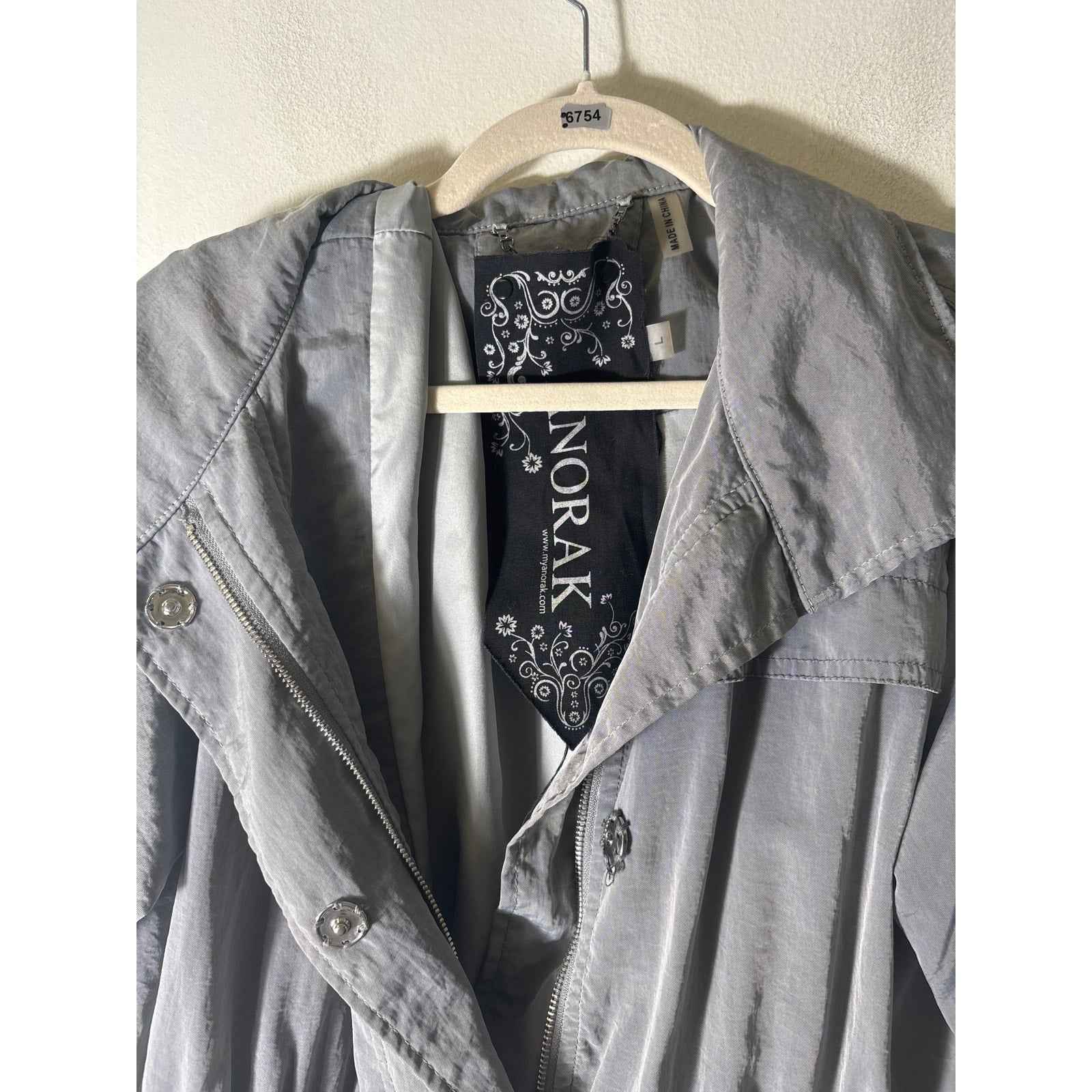 Anorak Gray Long Sleeve Rain Jacket with Optionl Hood Sz L