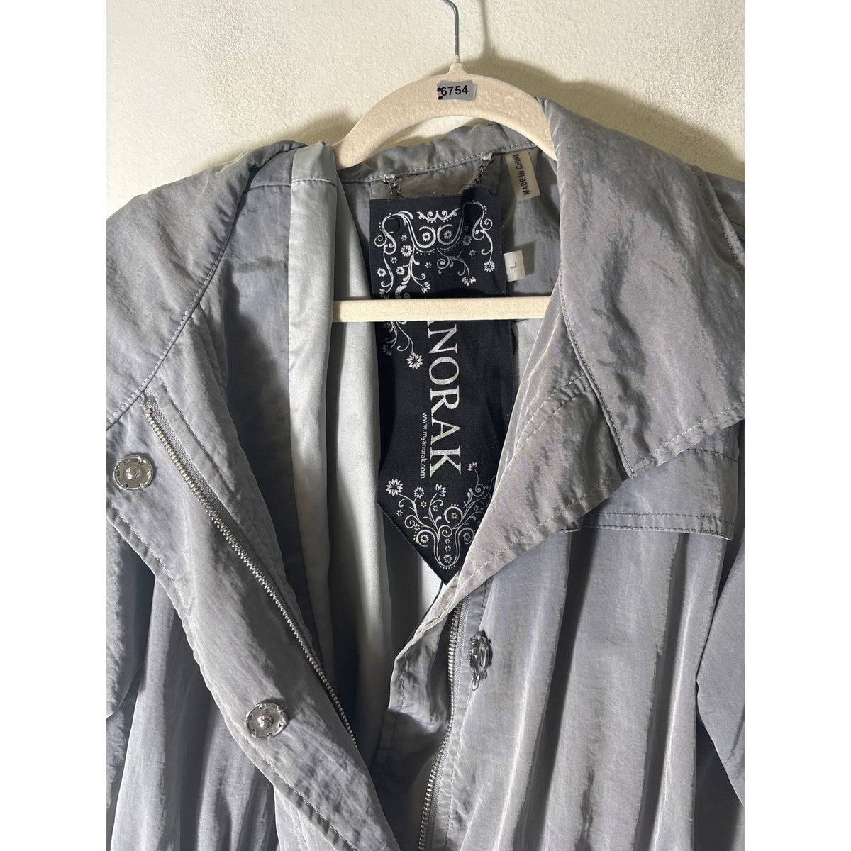 Anorak Gray Long Sleeve Rain Jacket with Optionl Hood Sz L