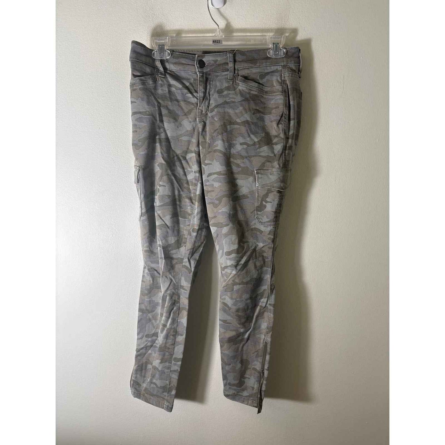Level 99 Camo Cargo Style Jeans Sz 27