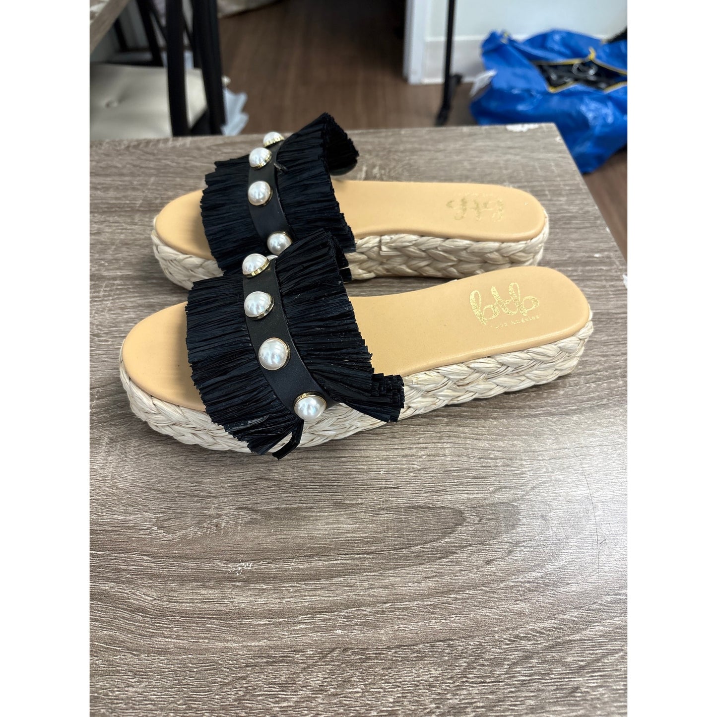 btb Los Angeles Black Raffia With Pearl Slides Sz 8.5