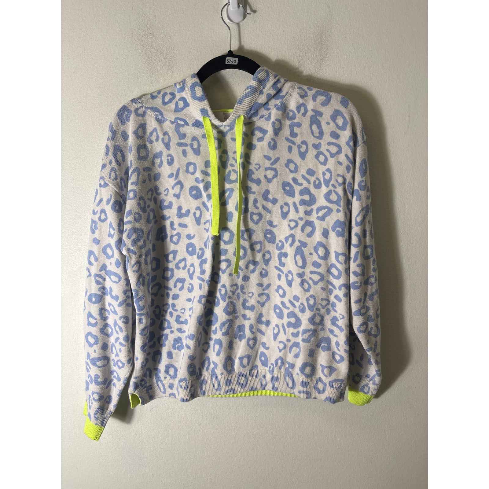 Whisper by Brodie White Blue Animal Print Long sleeve Hooded Sweater Sz M