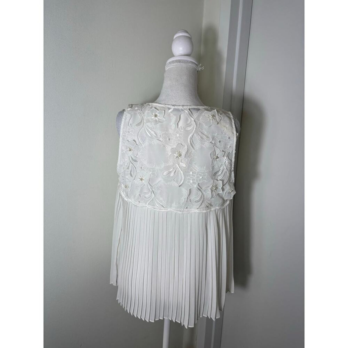 Alice and Olivia White Sleeveless Beaded Pleated Top M