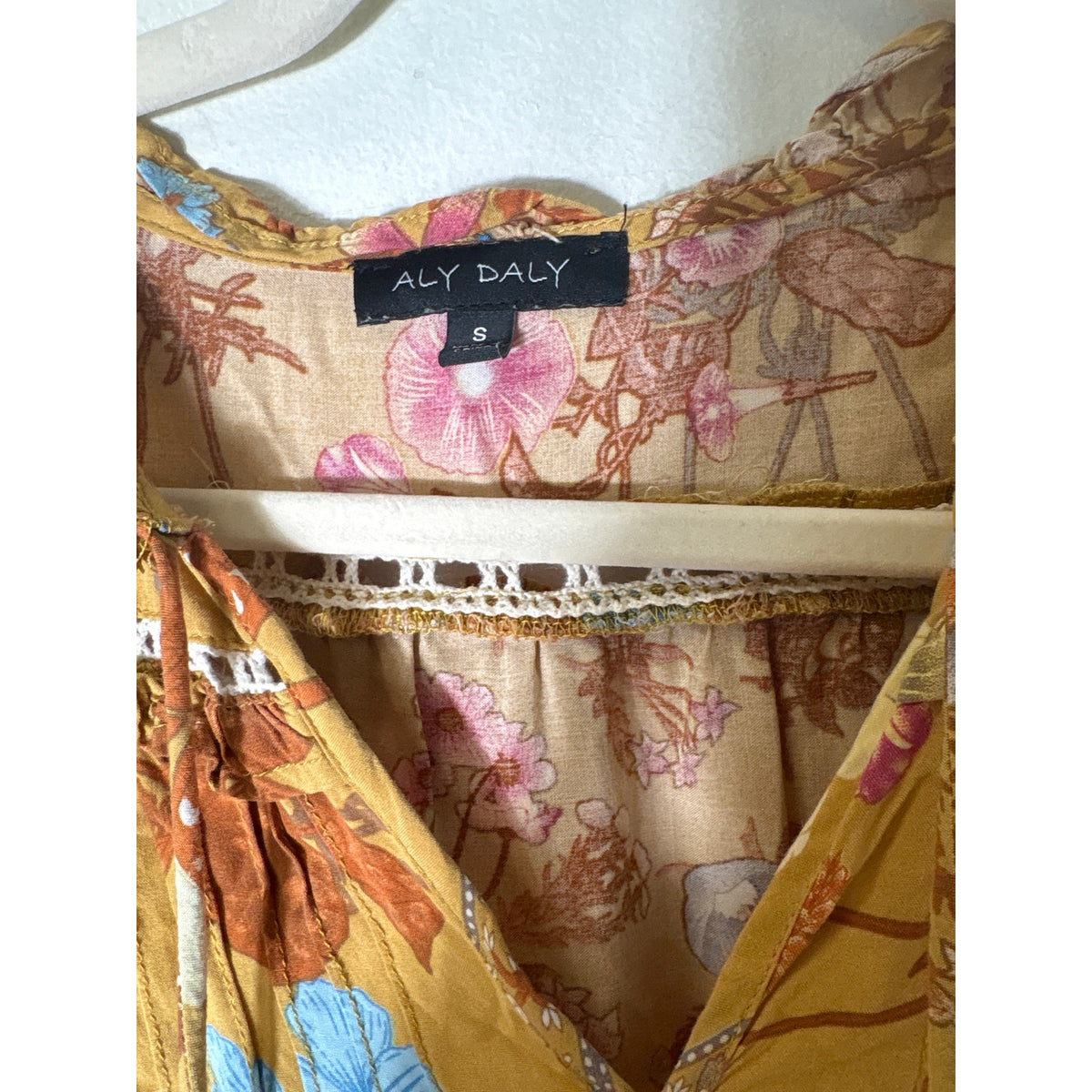 Aly Daly Gold Floral Long Sleeve V-Neck Knee Length Dress Sz S