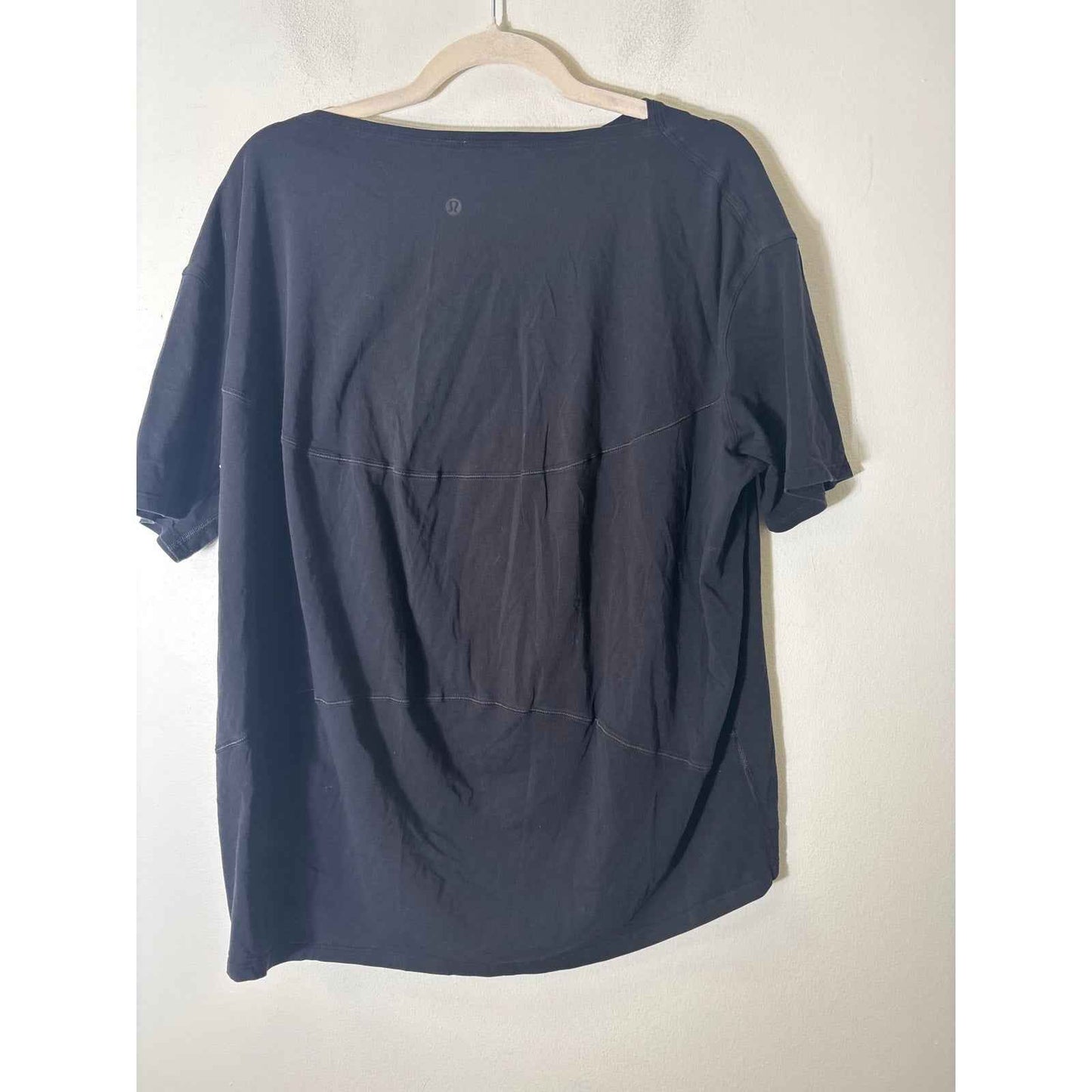 Lululemon Bundle of 2 Black and White Stretchy Short Sleeve T-Shirts sz L