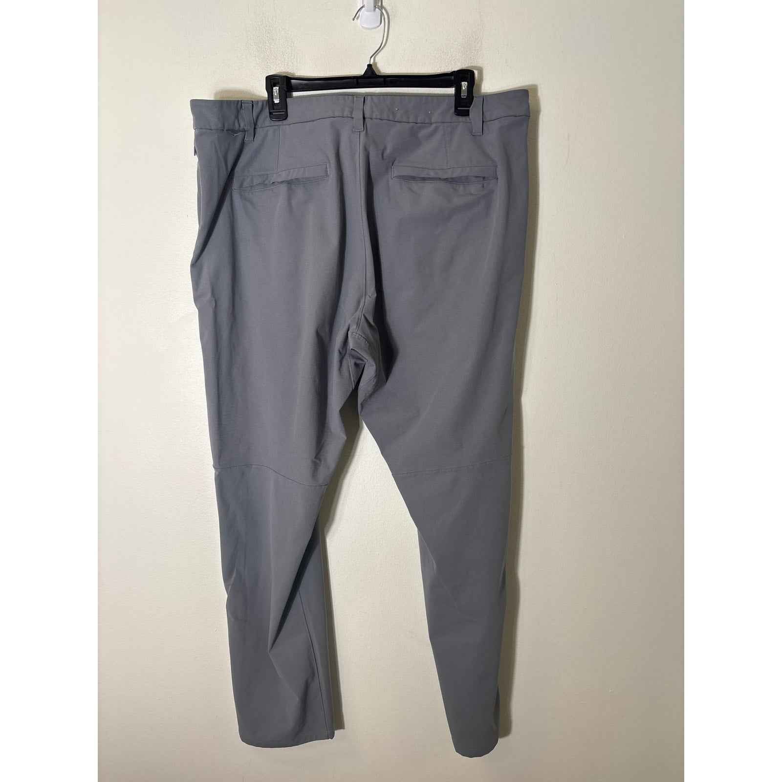 Men's Lululemon Medium Gray Flat Front Performance Pants Sz 40x32