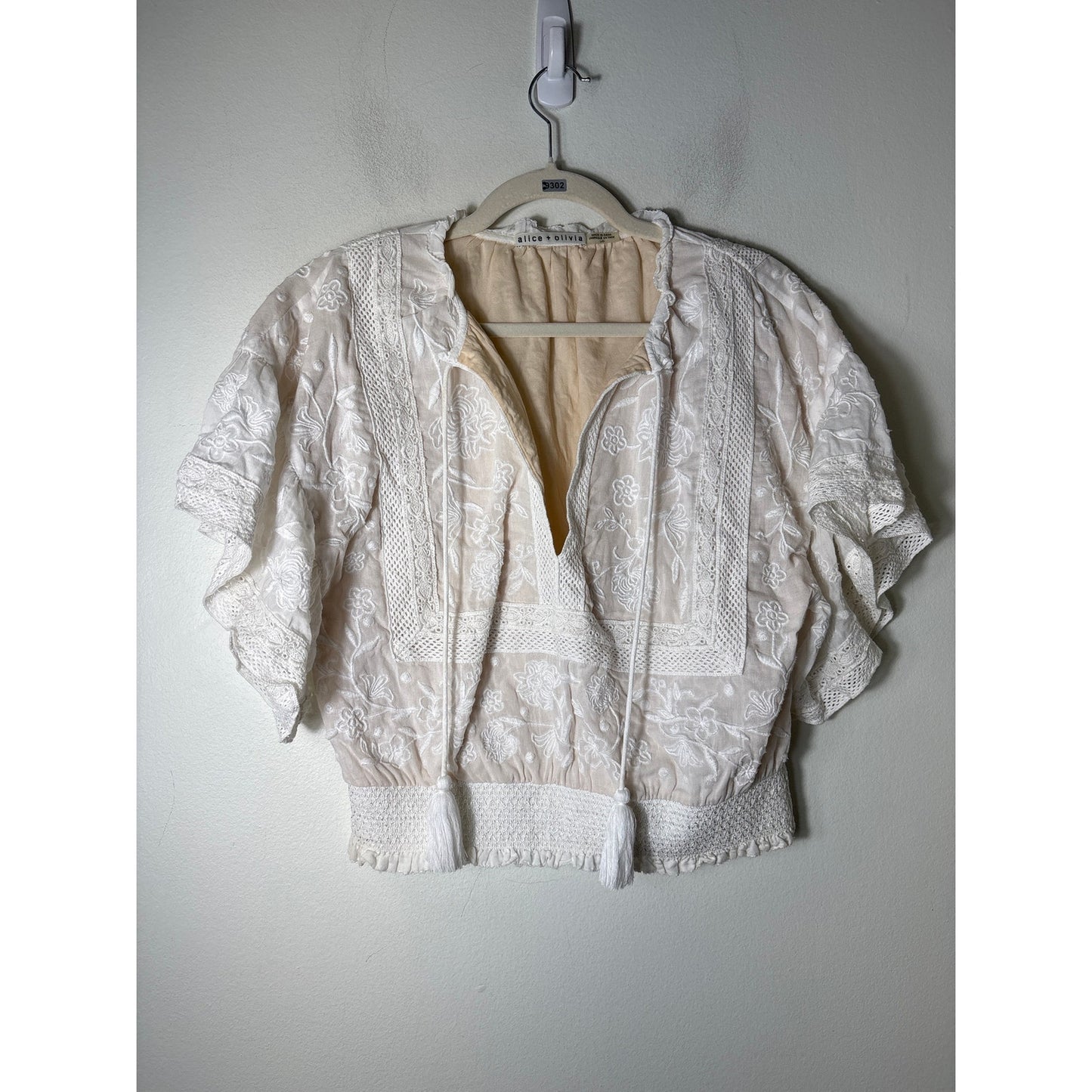 Alice + Olivia Off White Embroidered Flutter Sleeve Top Sz L