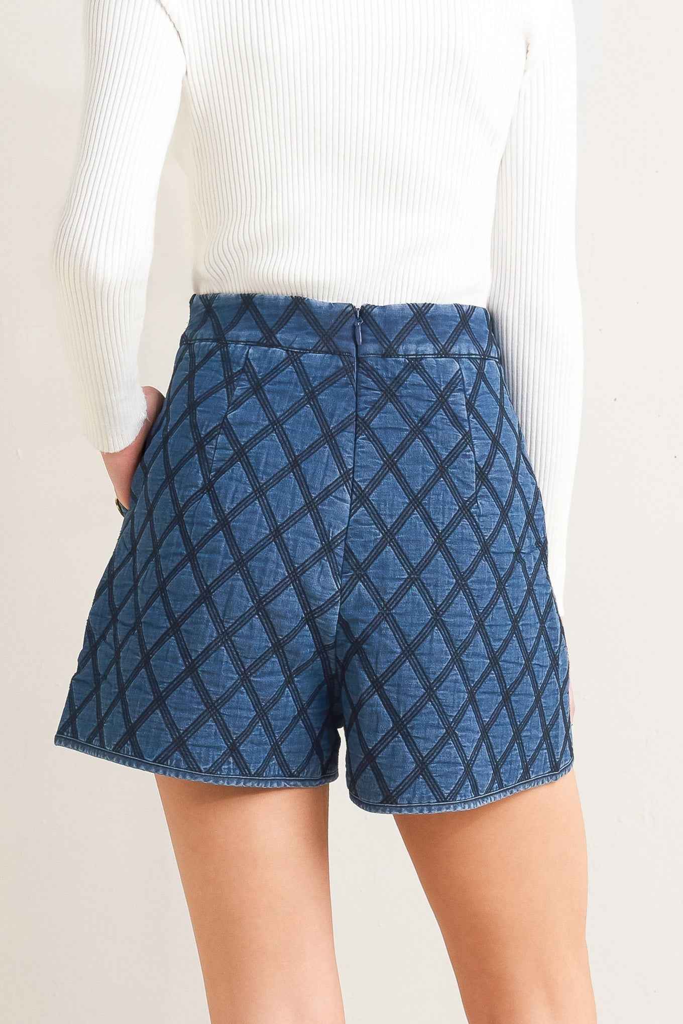 MODERNLUXE QUILTED WOVEN SHORT