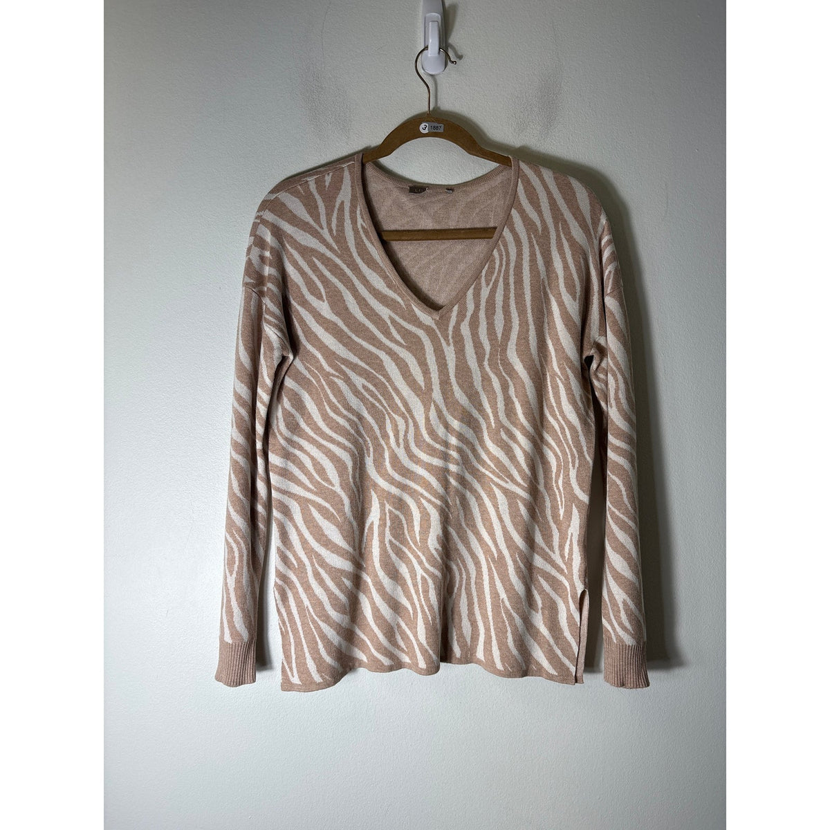 Lilla P Off White/Tan Long Sleeve V-Neck Sweater Sz M