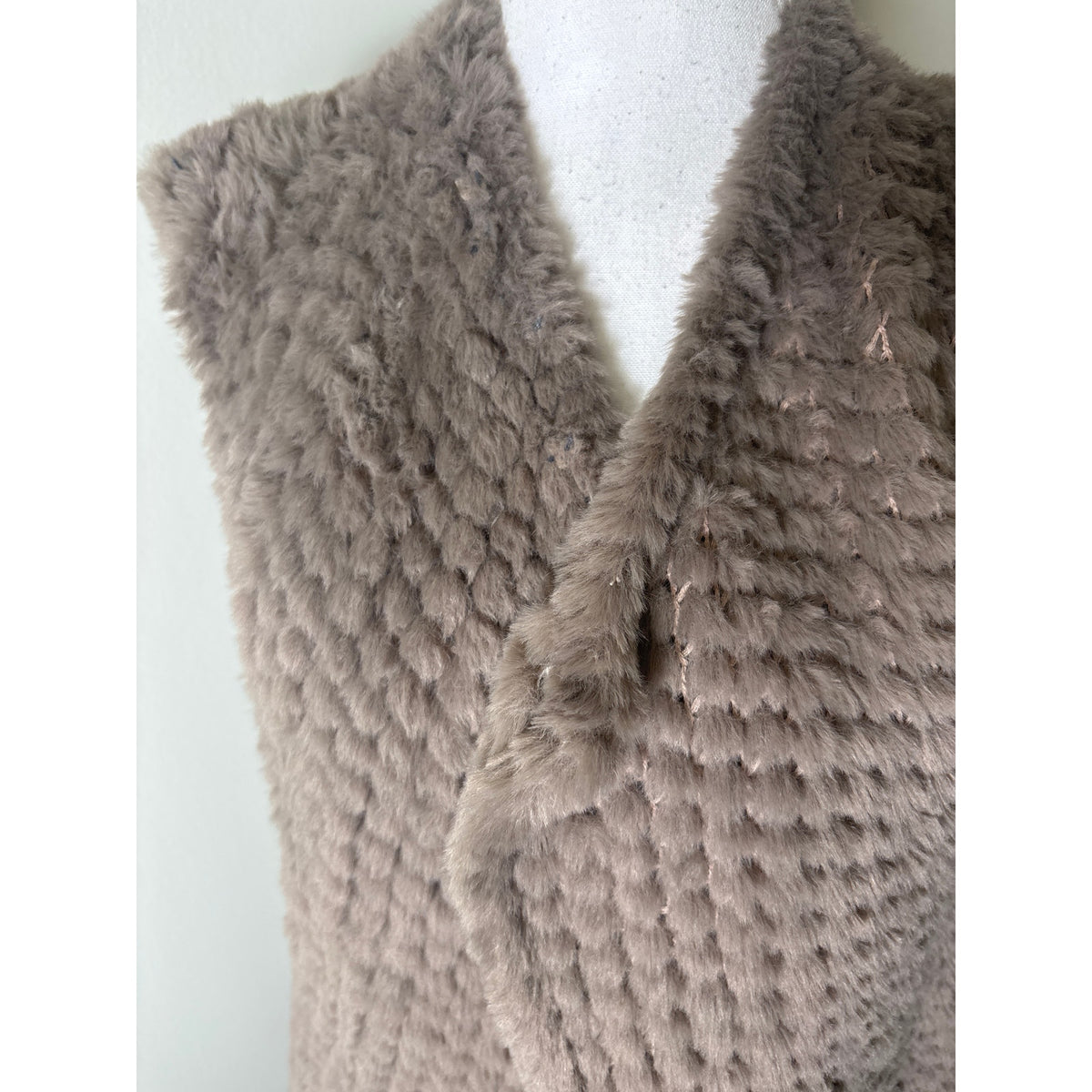 Dolce Cabo Grayish Tan Faux Fur Sleeveless Vest Sz M