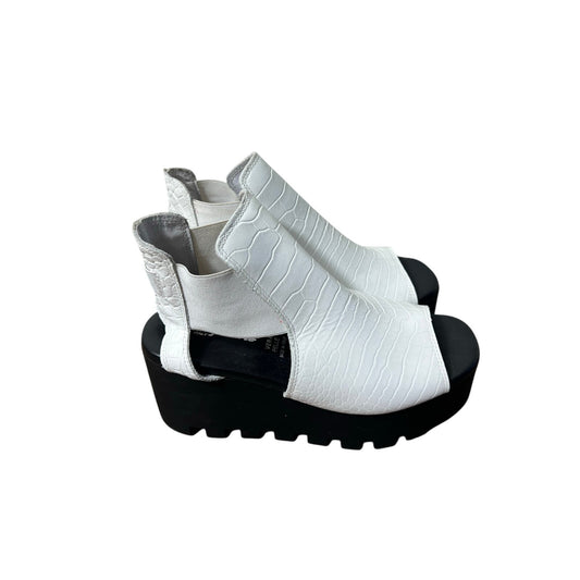 Piampiani Vera Pelle Italian Lug Sole White Stacked Peeptoe Sandals Sz 37 (6.5)