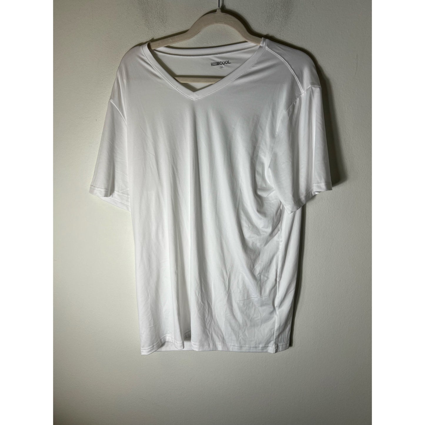 Bundle of 2-32 Degrees Cool White V-Neck Performance T-Shirts Sz LG