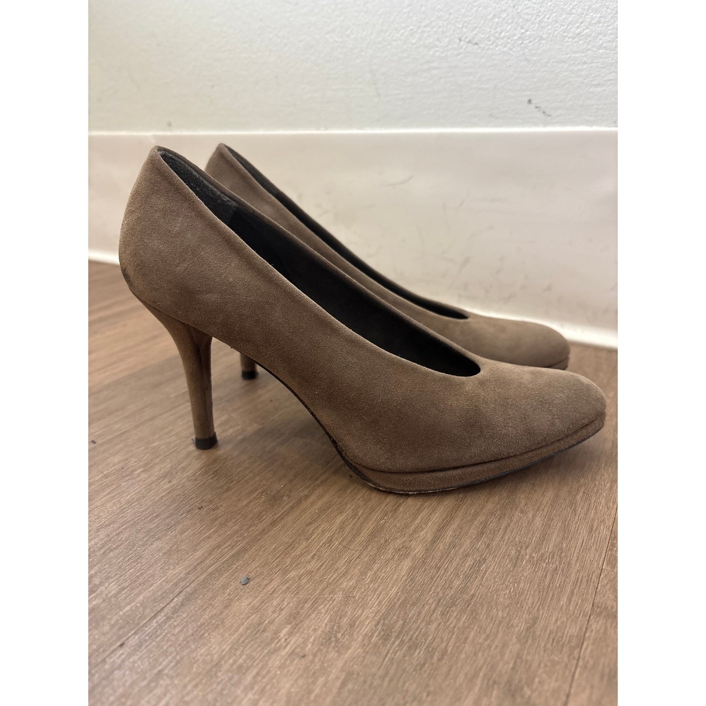 Stuart Weitzman Taupe Suede Classic High Heel Pump Sz 6