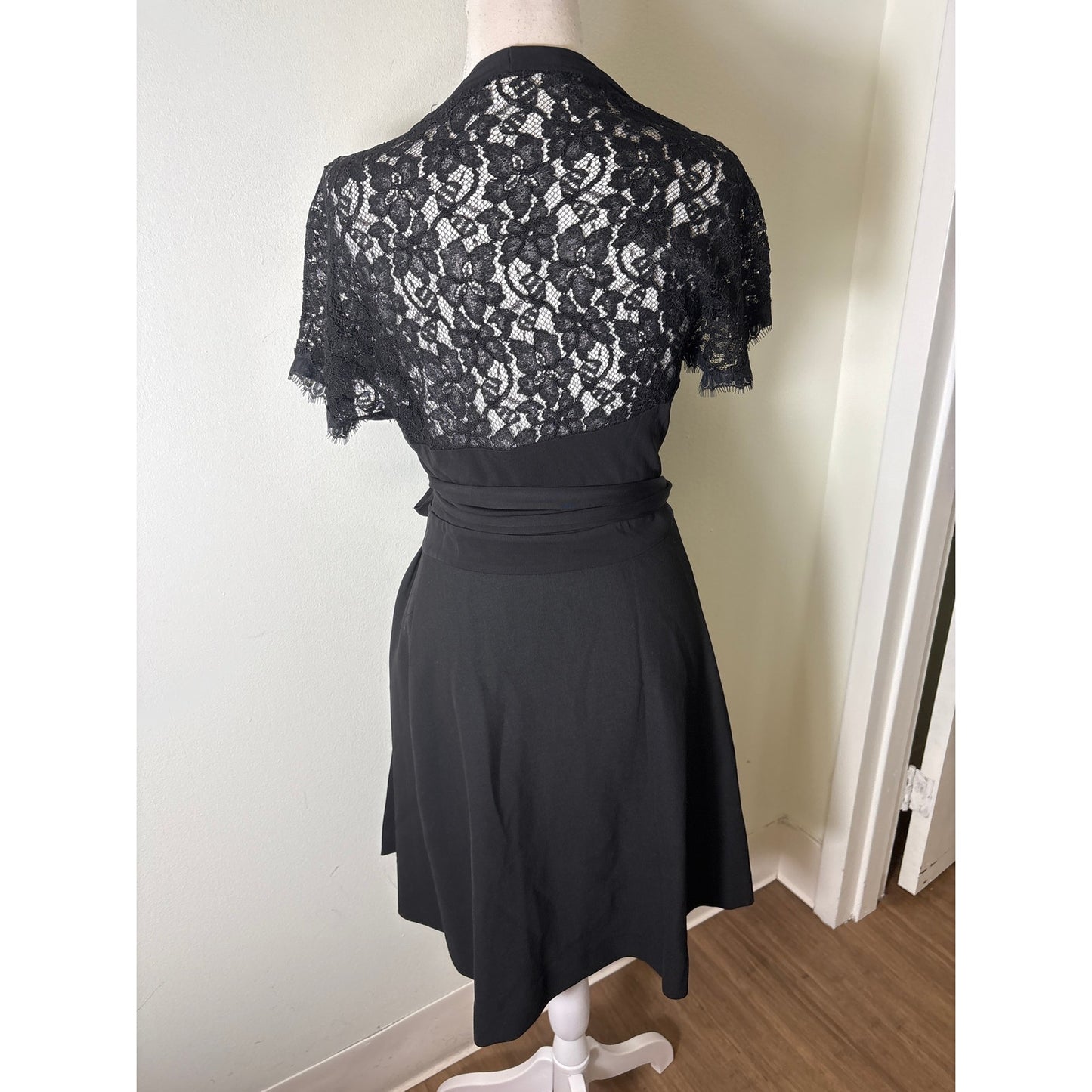 Diane VonFurstenberg Black With Lace Short Sleeve Wrap Dress Sz 8
