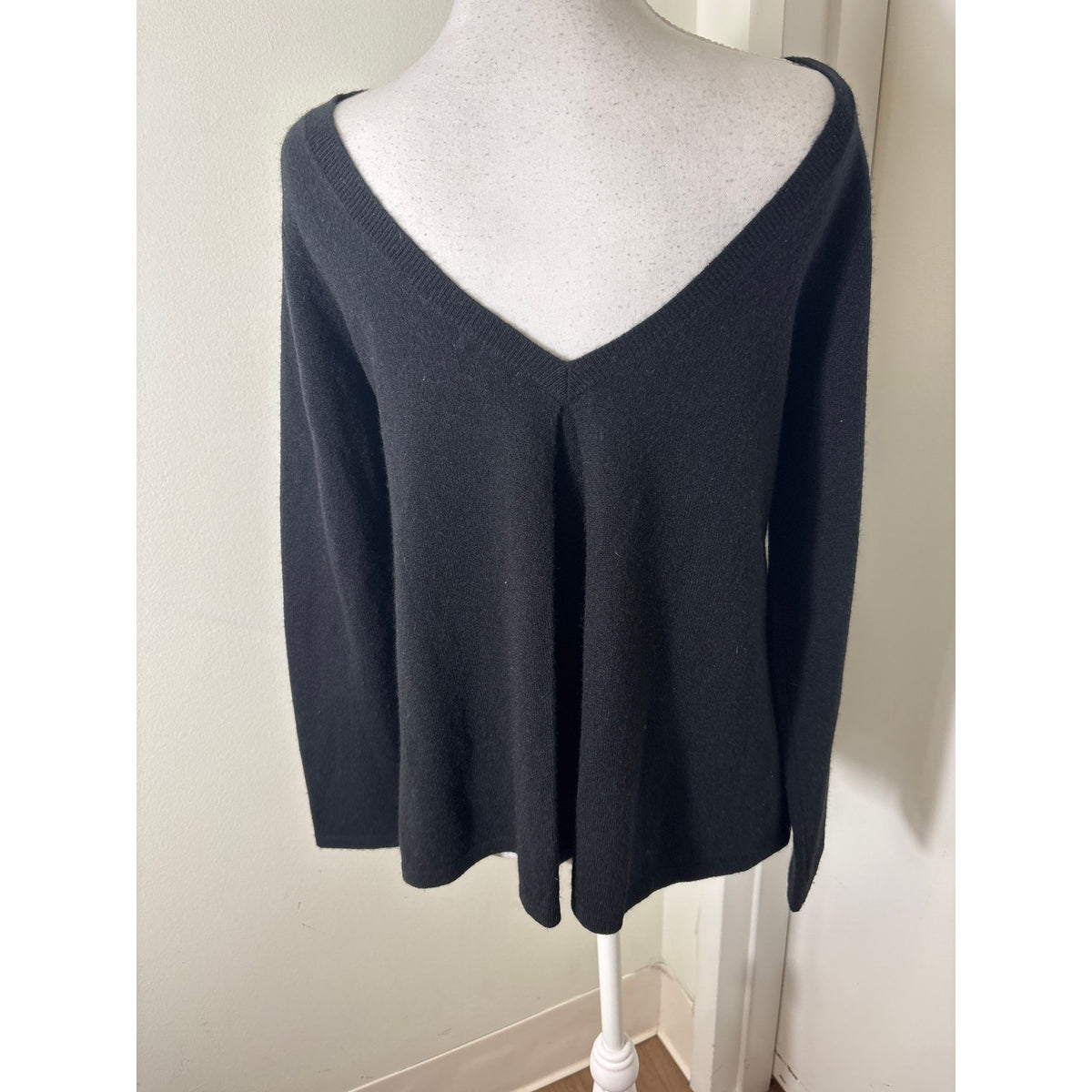 Cortland Park Black 100% Cashmere Back V Sweater Sz S