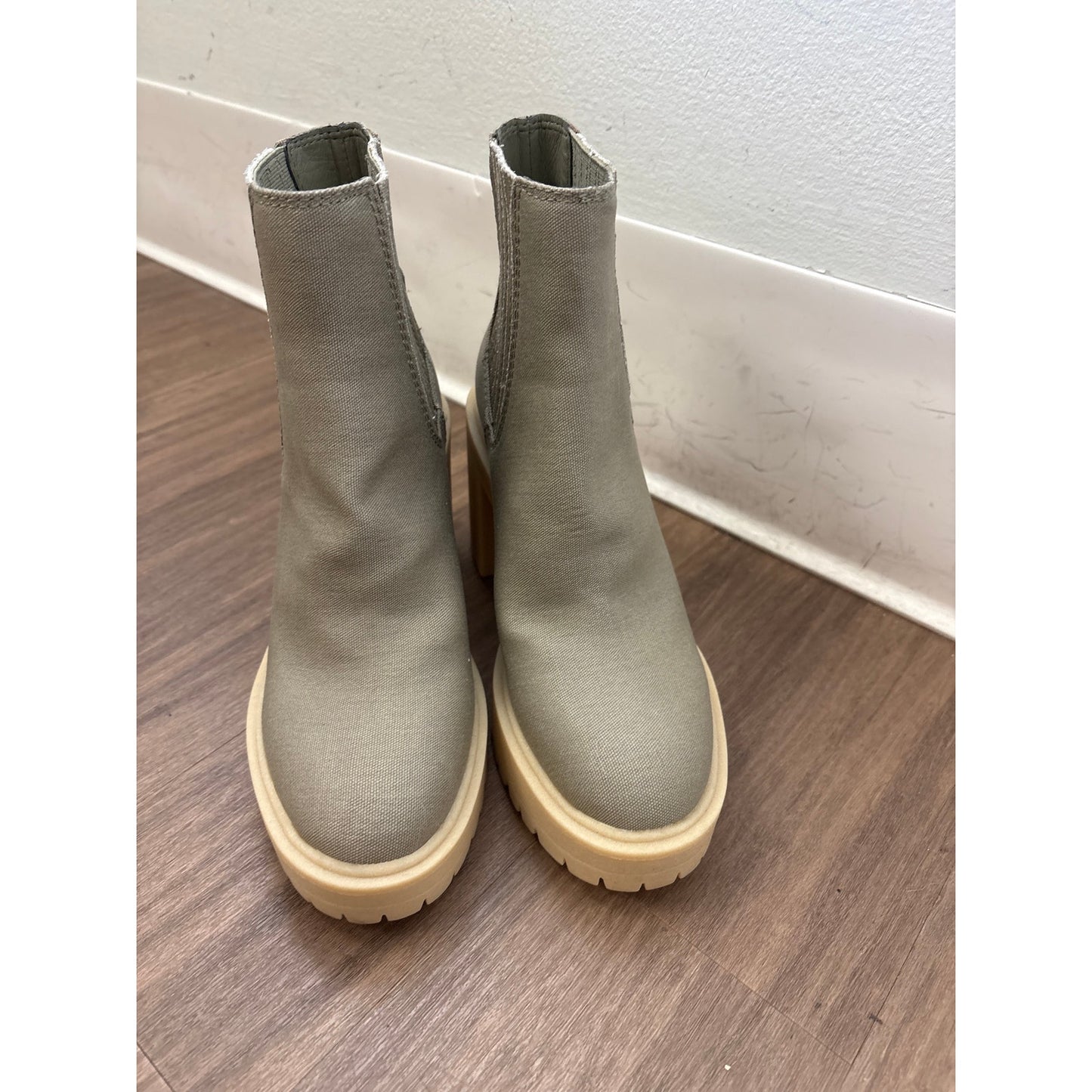 NWOB Dolce Vita Gray Platform Pull On Ankle Bootie Sz 6