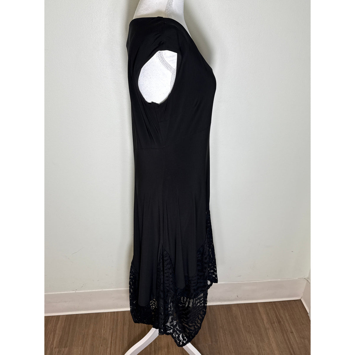 Joseph Ribkoff Black Sleeveless with Lace at the Hem. Knee Length Sz 12