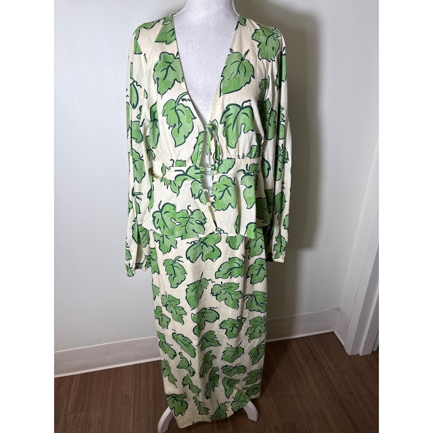 Kitri Off White Green Long Sleeve Linen Top and Skirt Set Sz 6