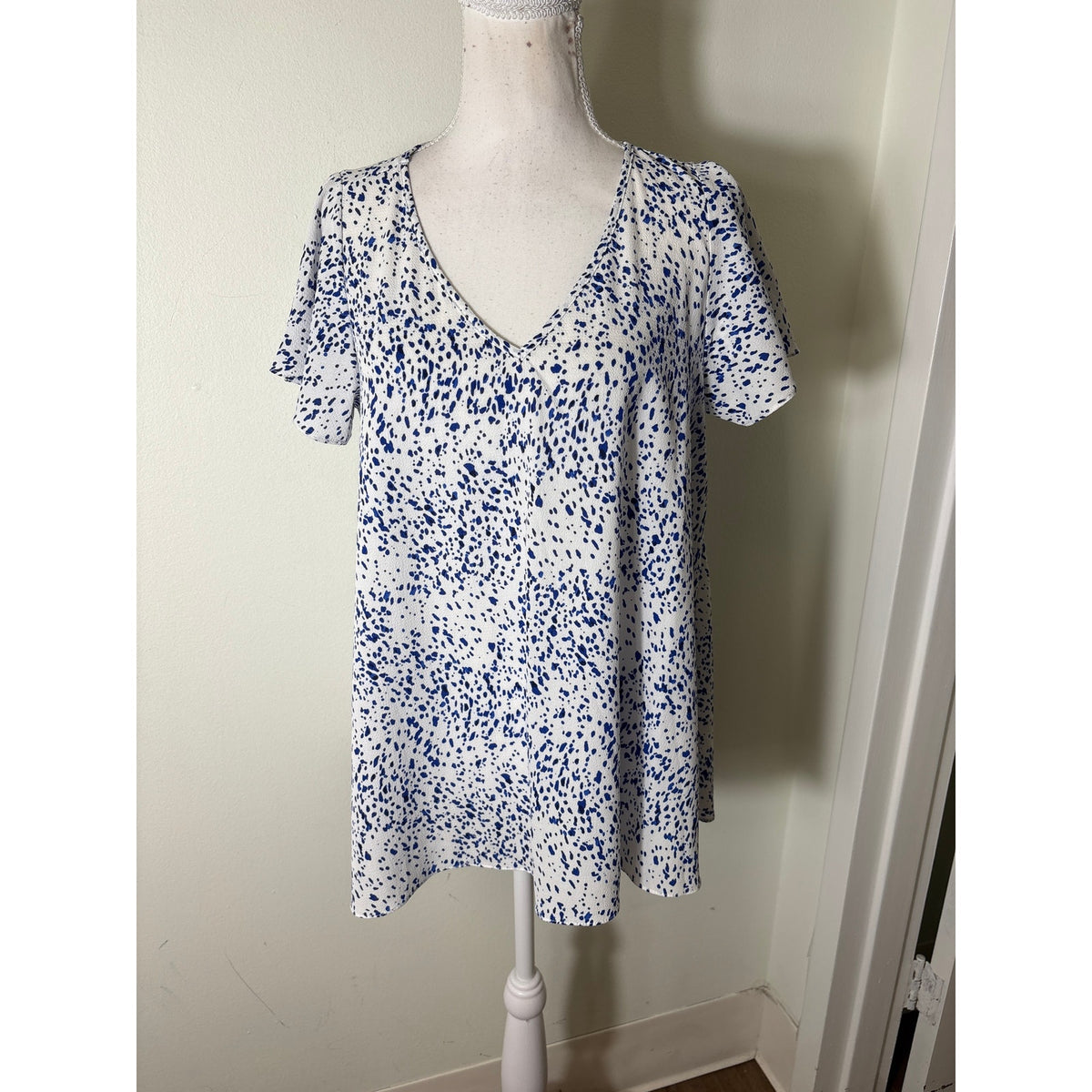 Buddy Love Blue and White Flutter Sleeve V-Neck Top Sz XS