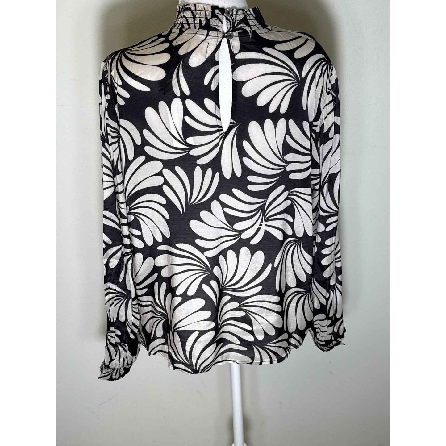 NWT Velvet Black/Cream Mock Neck Top SzM