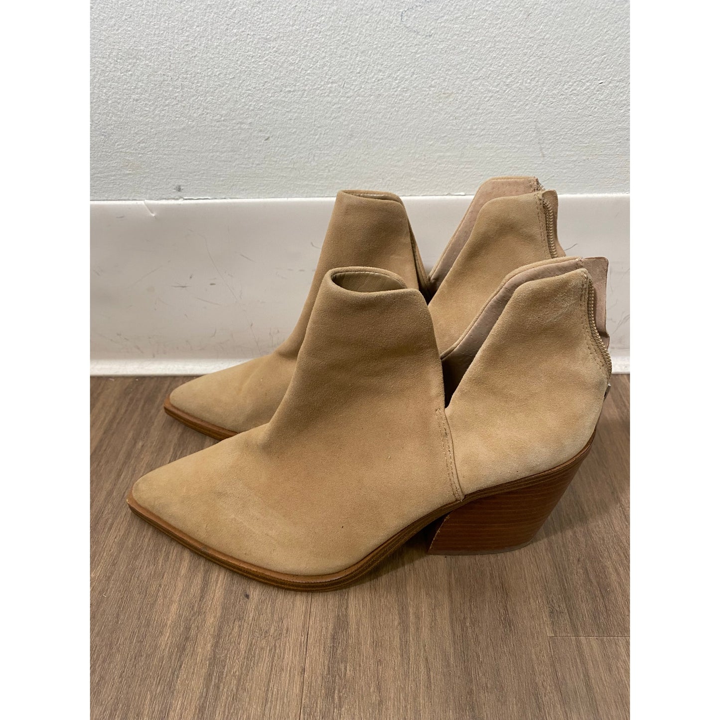 Vince Camuto Pointed Toe Tan Suede Booties with Chunky Heel Sz 9.5