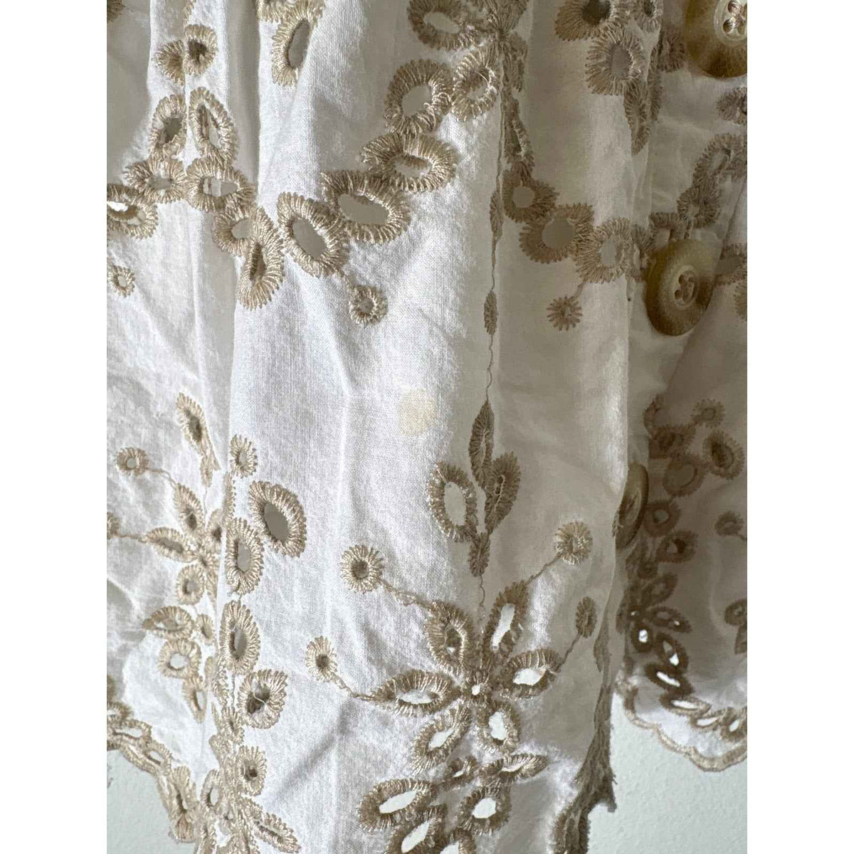 Feather and Bone Off White Tan Eyelet Half Sleeve Button Up V-Neck Shirt Sz 6