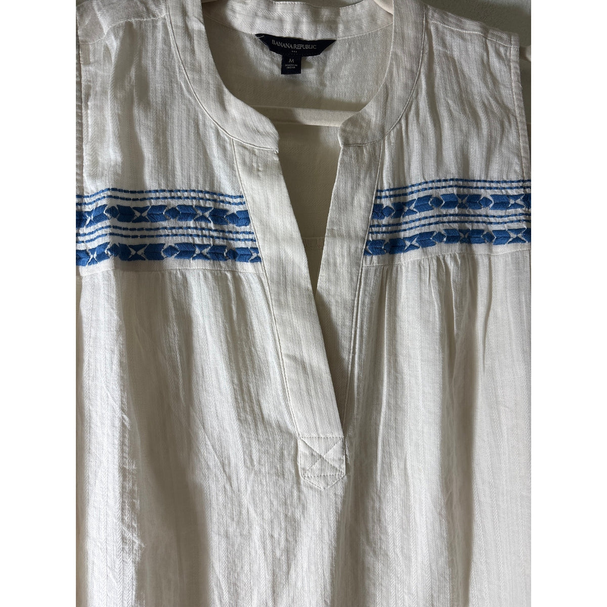 Banana Republic Cream With Blue Embroidery on Chest Sleeveless Top SZ M