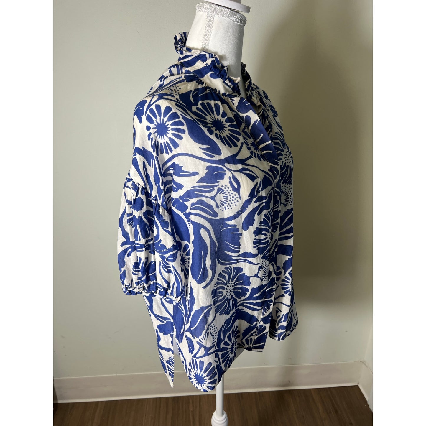 Psophia Blue and White Floral Short Puff Sleeve Button Up Top Sz S