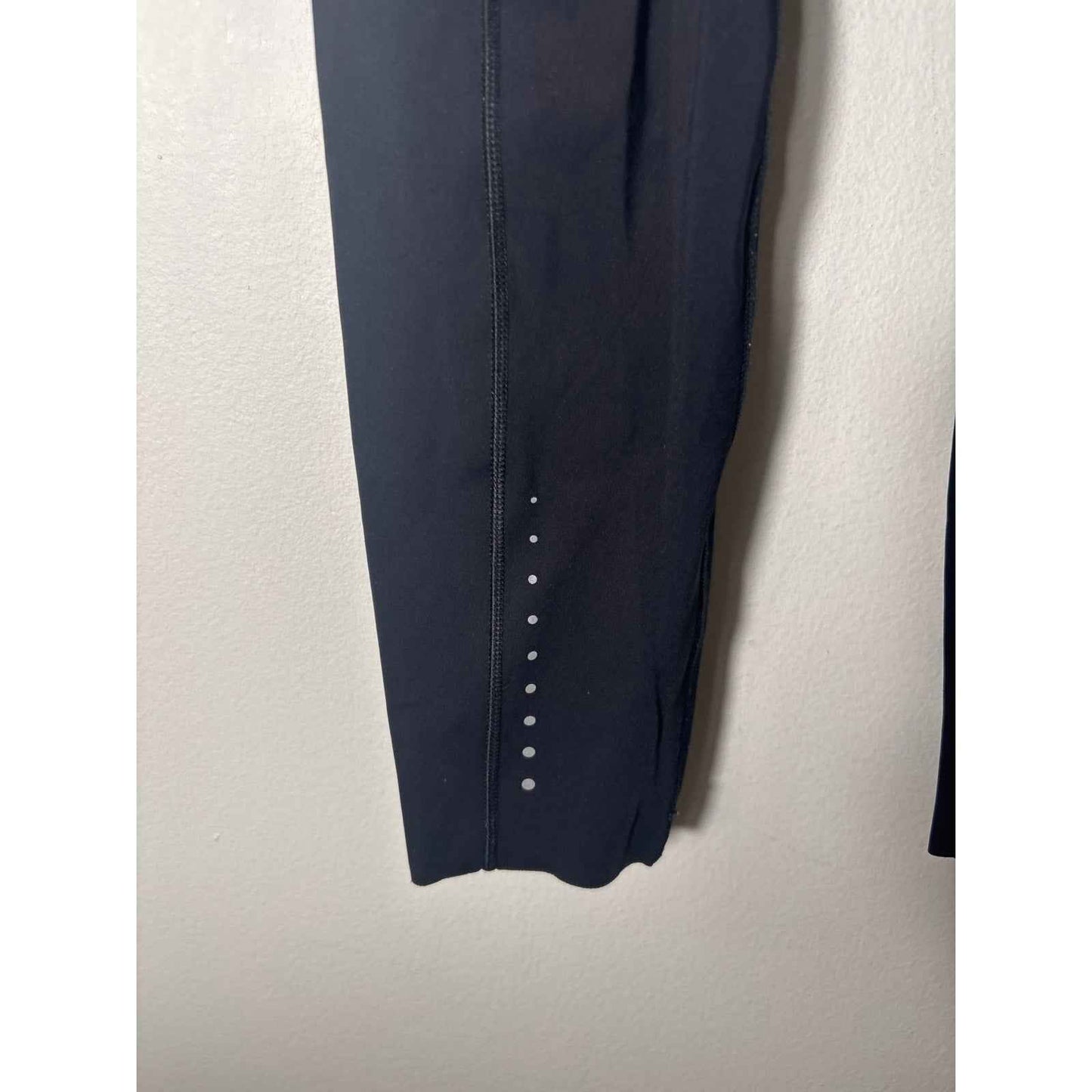 Lululemon Black Athletic Ankle Leggings has Phone Pocket Sz 4