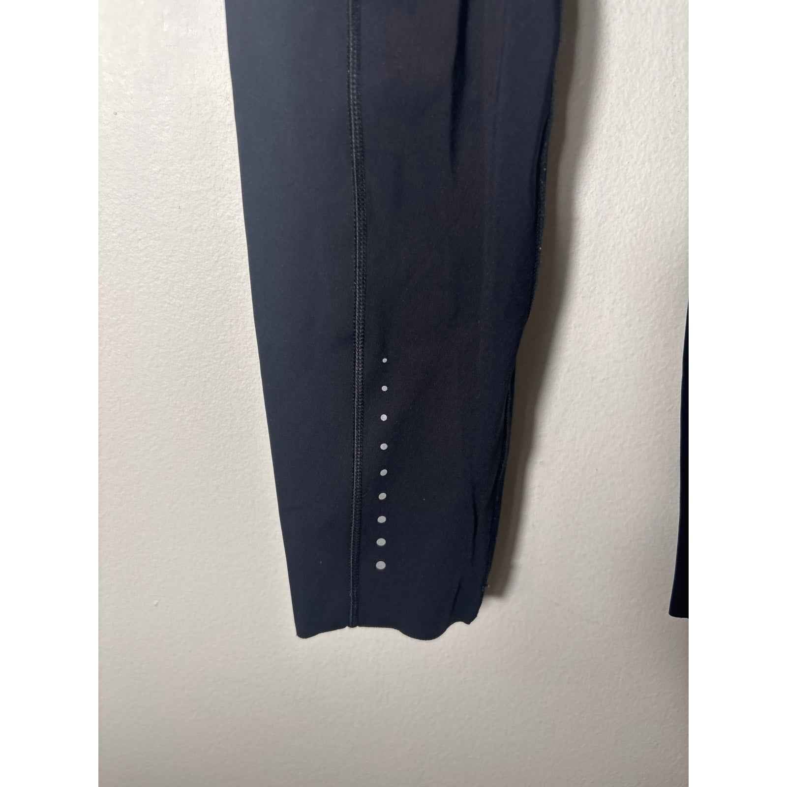 Lululemon Black Athletic Ankle Leggings has Phone Pocket Sz 4