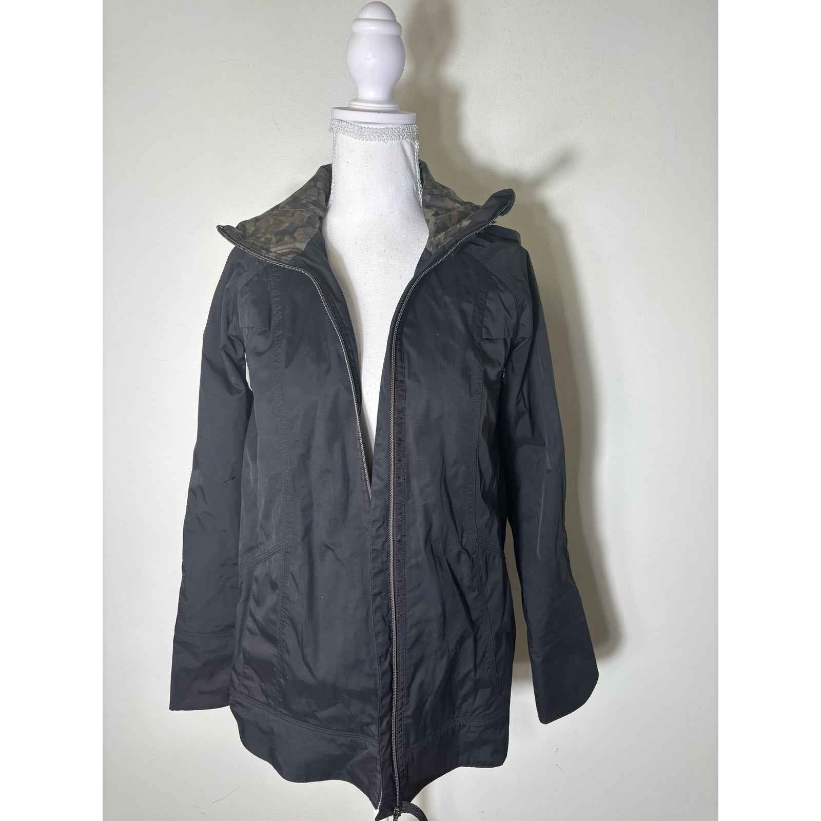 Lululemon Black Long Sleeve Rain Jacket with Hood Sz 2