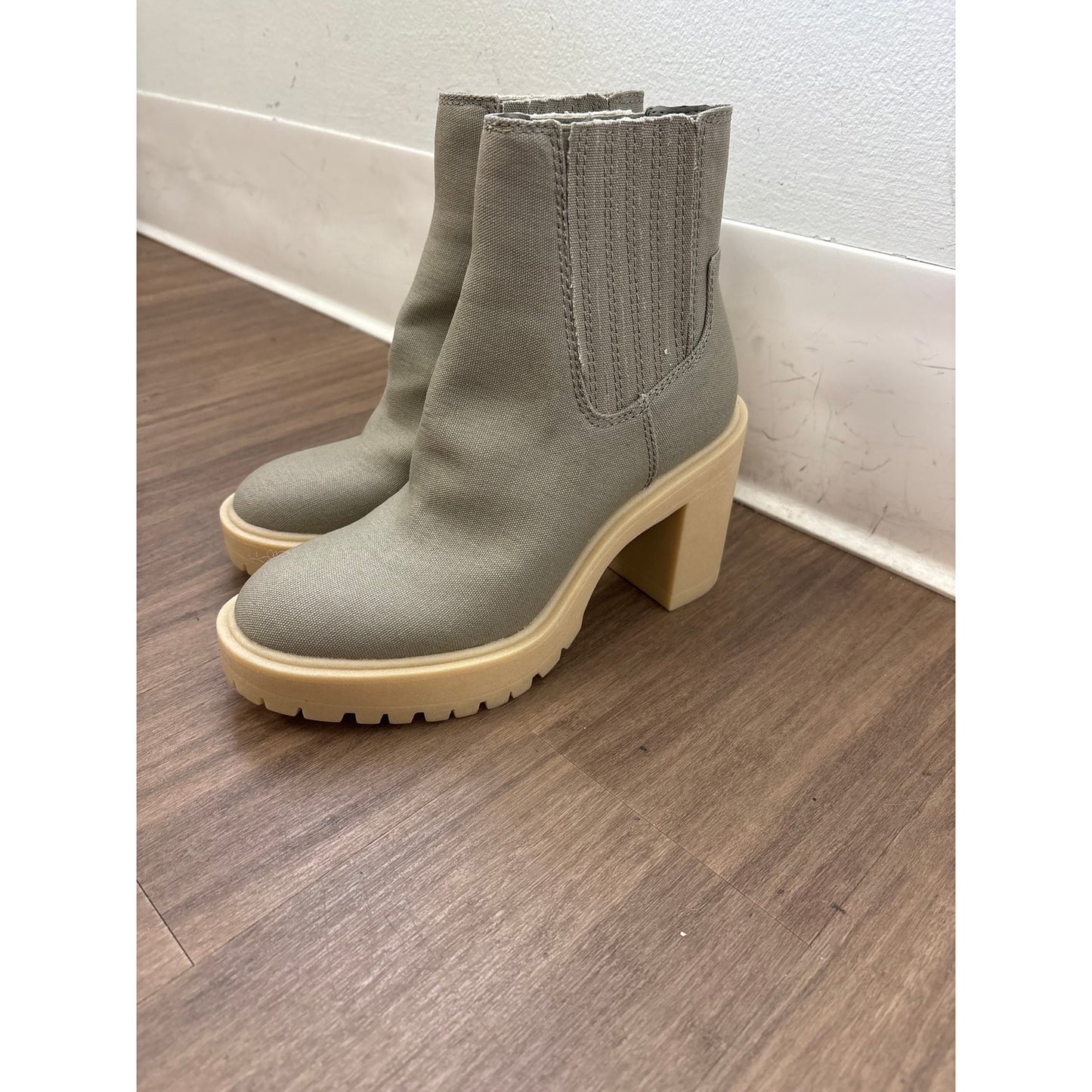 NWOB Dolce Vita Gray Platform Pull On Ankle Bootie Sz 6
