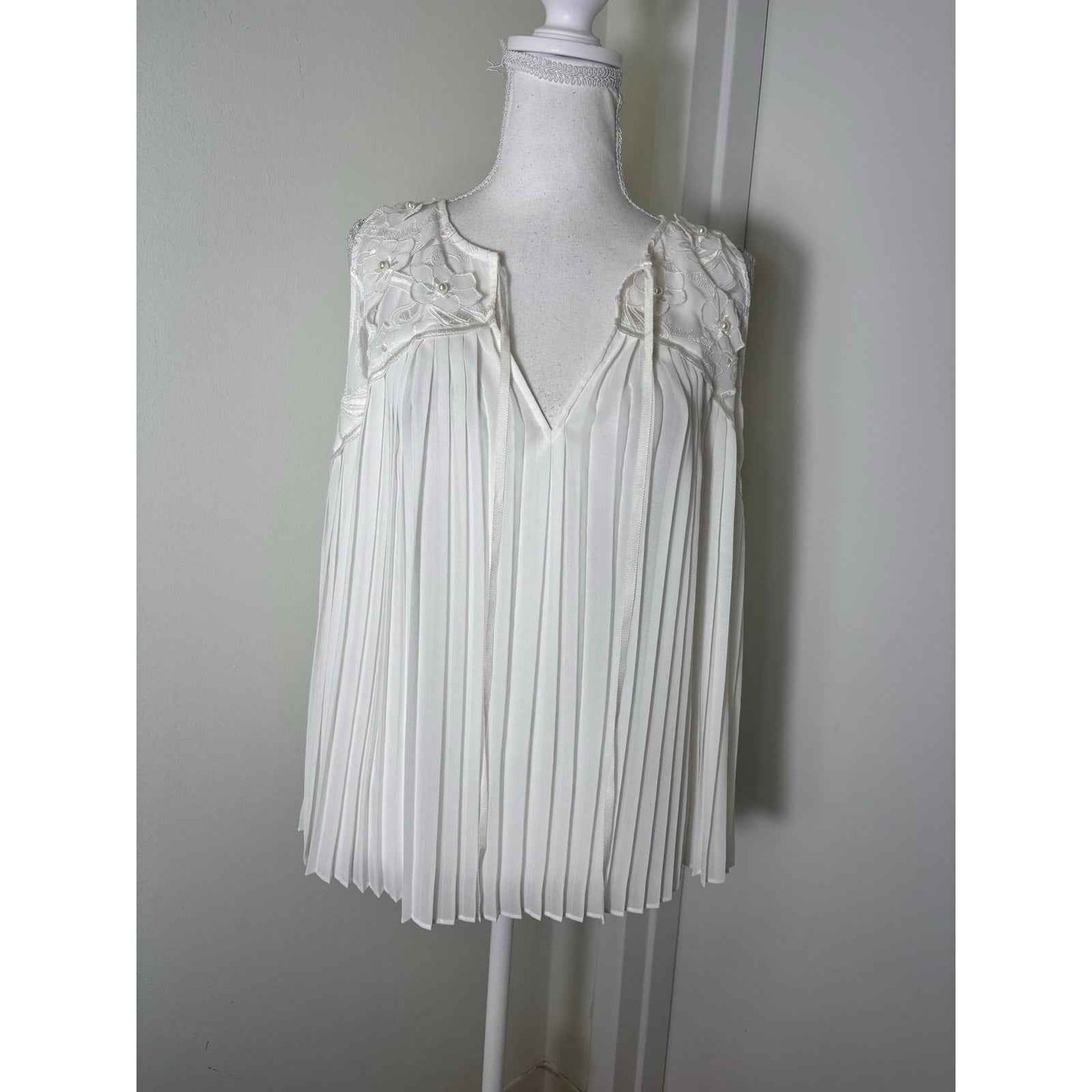 NWT Alice + Olivia White Sleeveless Pleated Beaded Top Sz M