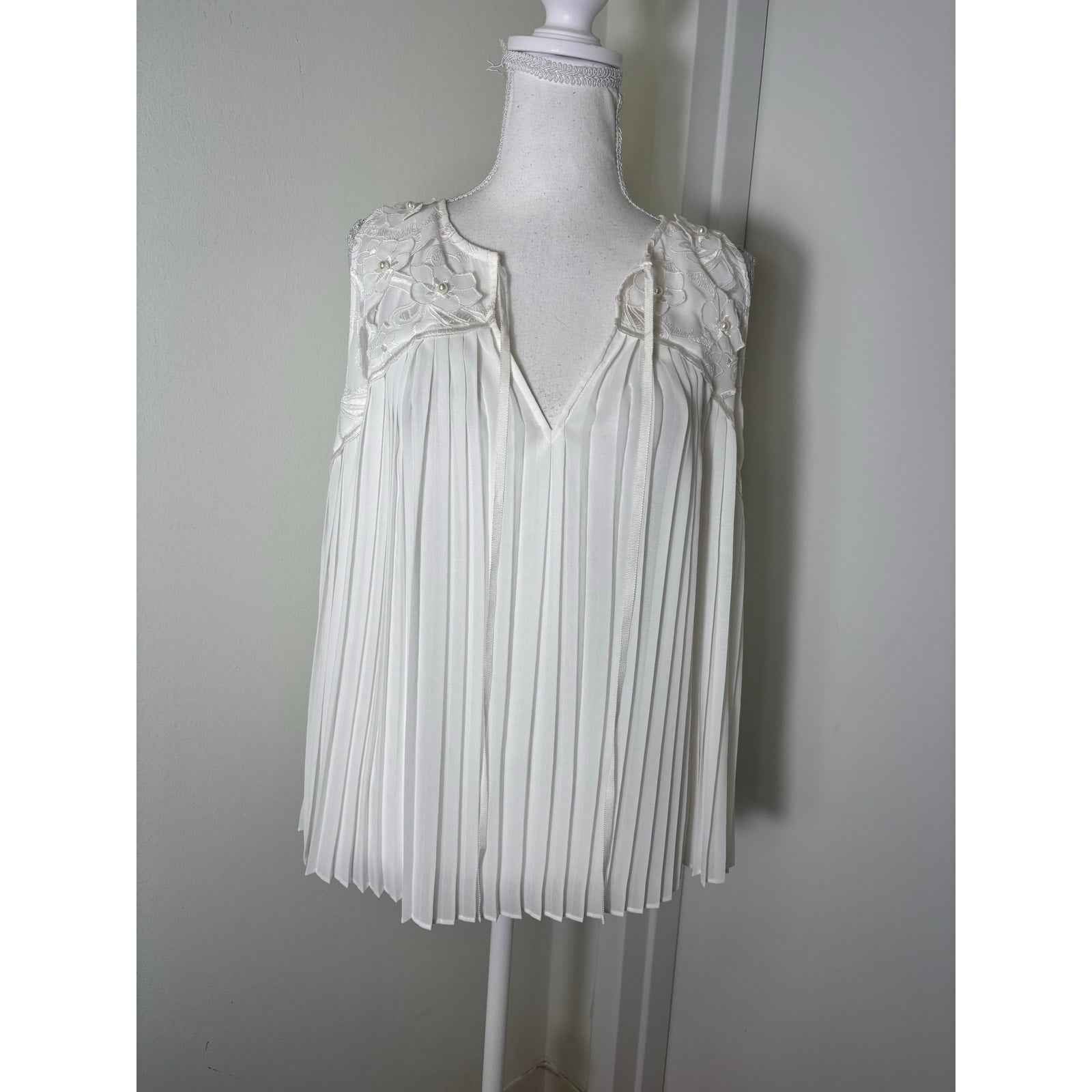 NWT Alice + Olivia White Sleeveless Pleated Beaded Top Sz M
