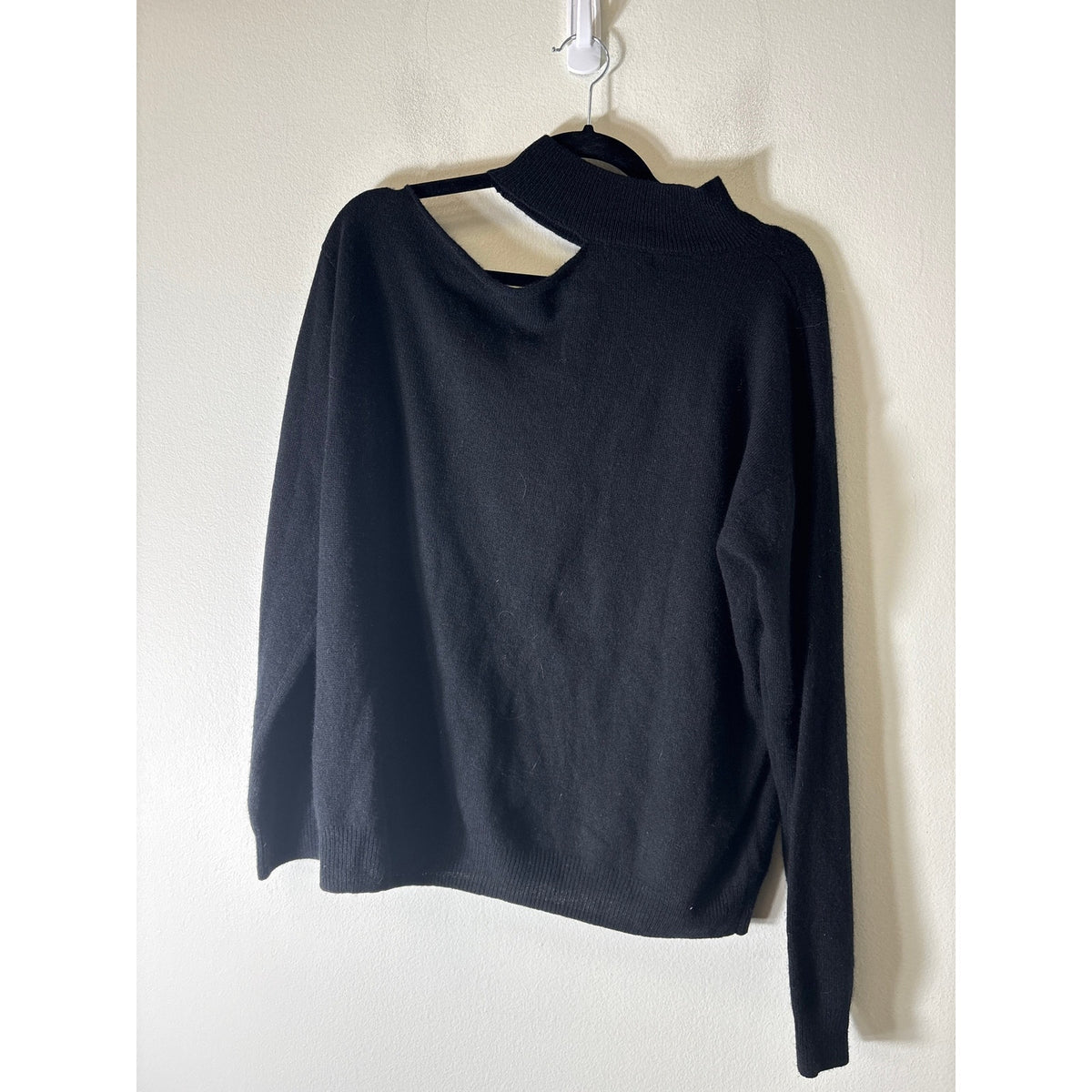 525 Black Cashmere Shoulder Cut Out Sweater Sz L