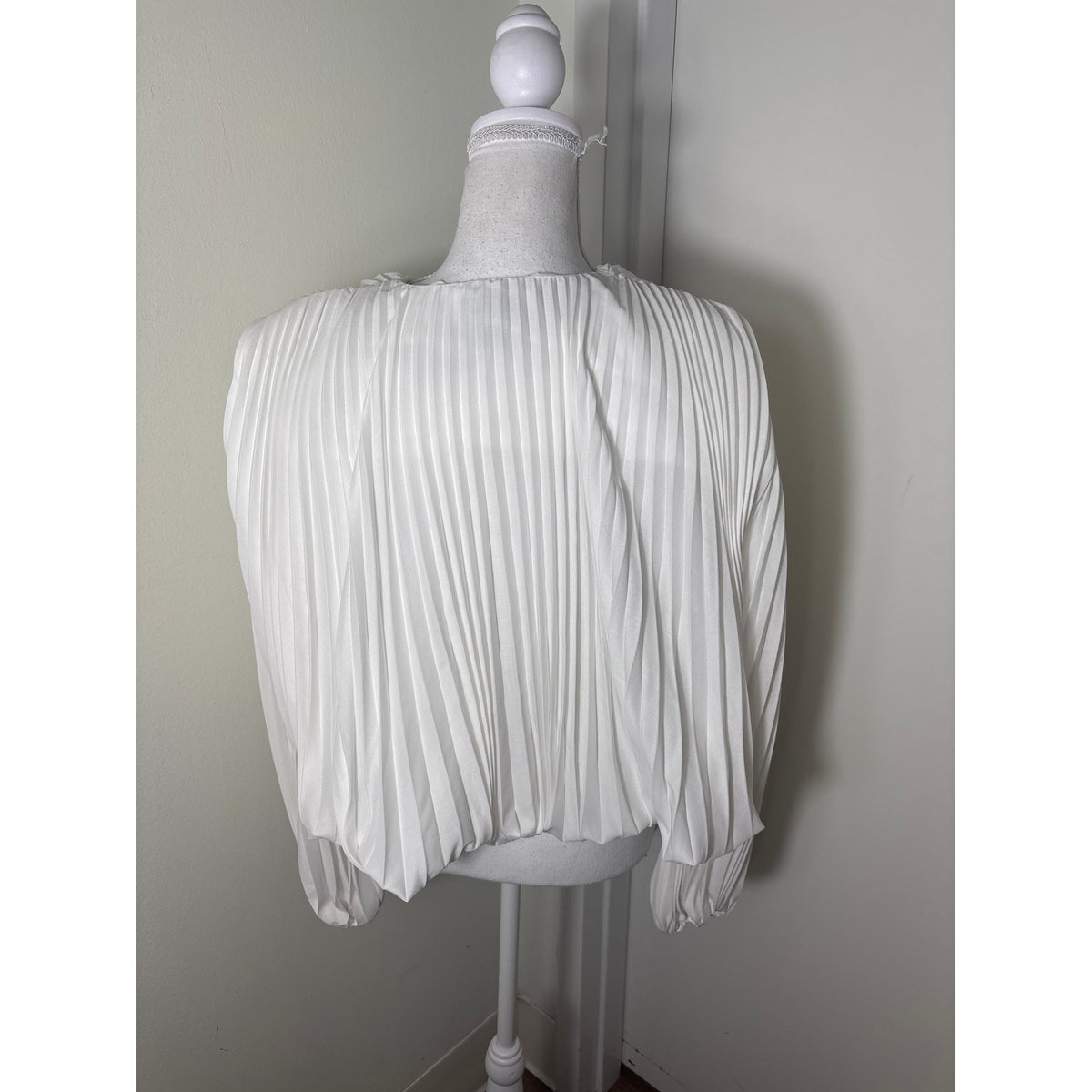 Callas White Long Sleeve Pleated Bubble Top Sz 42