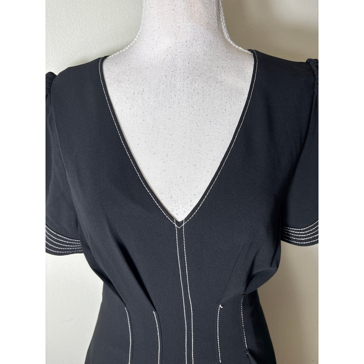 Cinq a Sept Black Short Sleeve V-Neck Knee Length Dress Sz 2