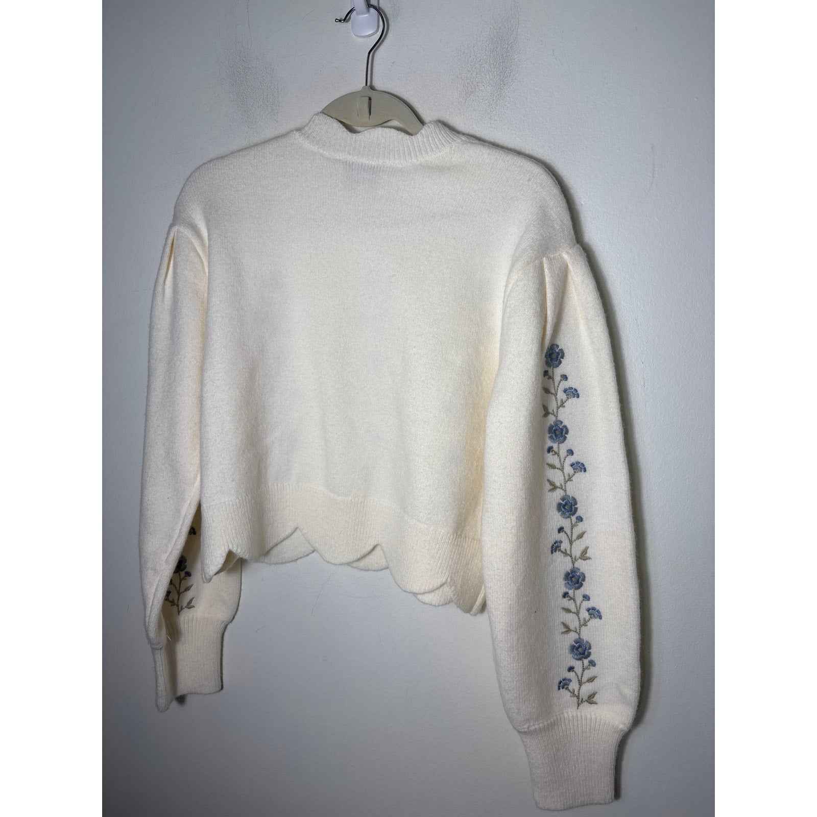 NWT MABLE Cream and Blue Floral Embroidered Cropped Sweater Sz S