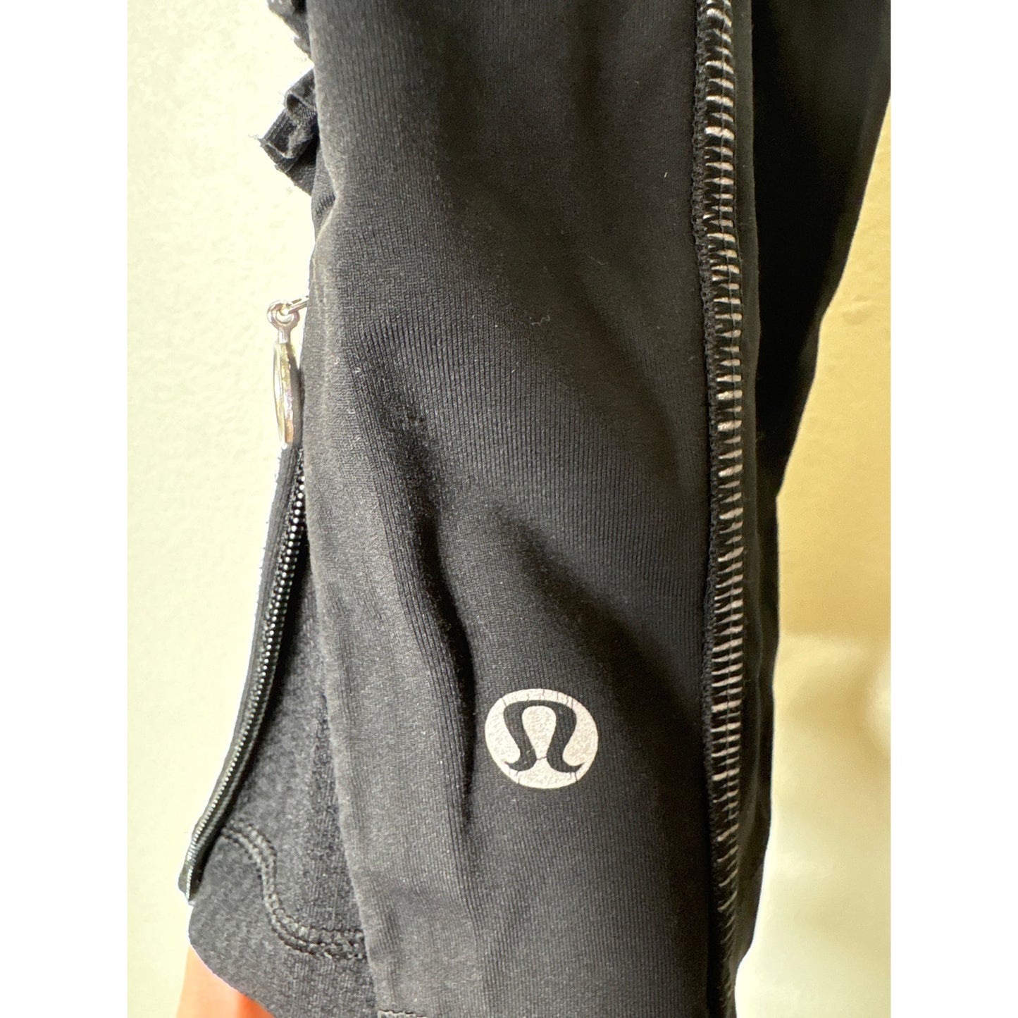 Lululemon Black With Ankle Zipper Detail Sz 6