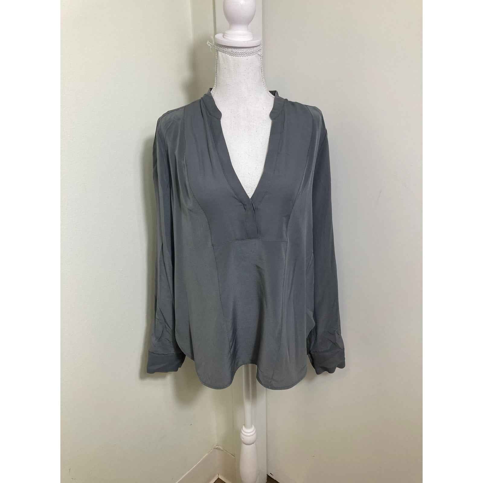 Vince Gray Long Sleeve V-Neck Silk Tunic Style Shirt Sz M
