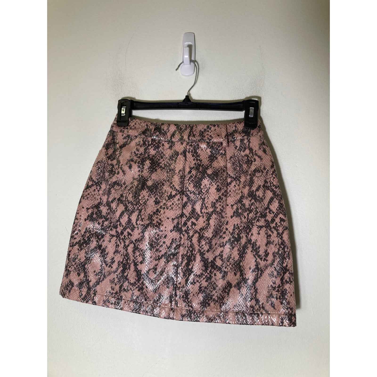 NWT Moon River Pink Snakeskin Mini Skirt with Front Pockets Sz XS