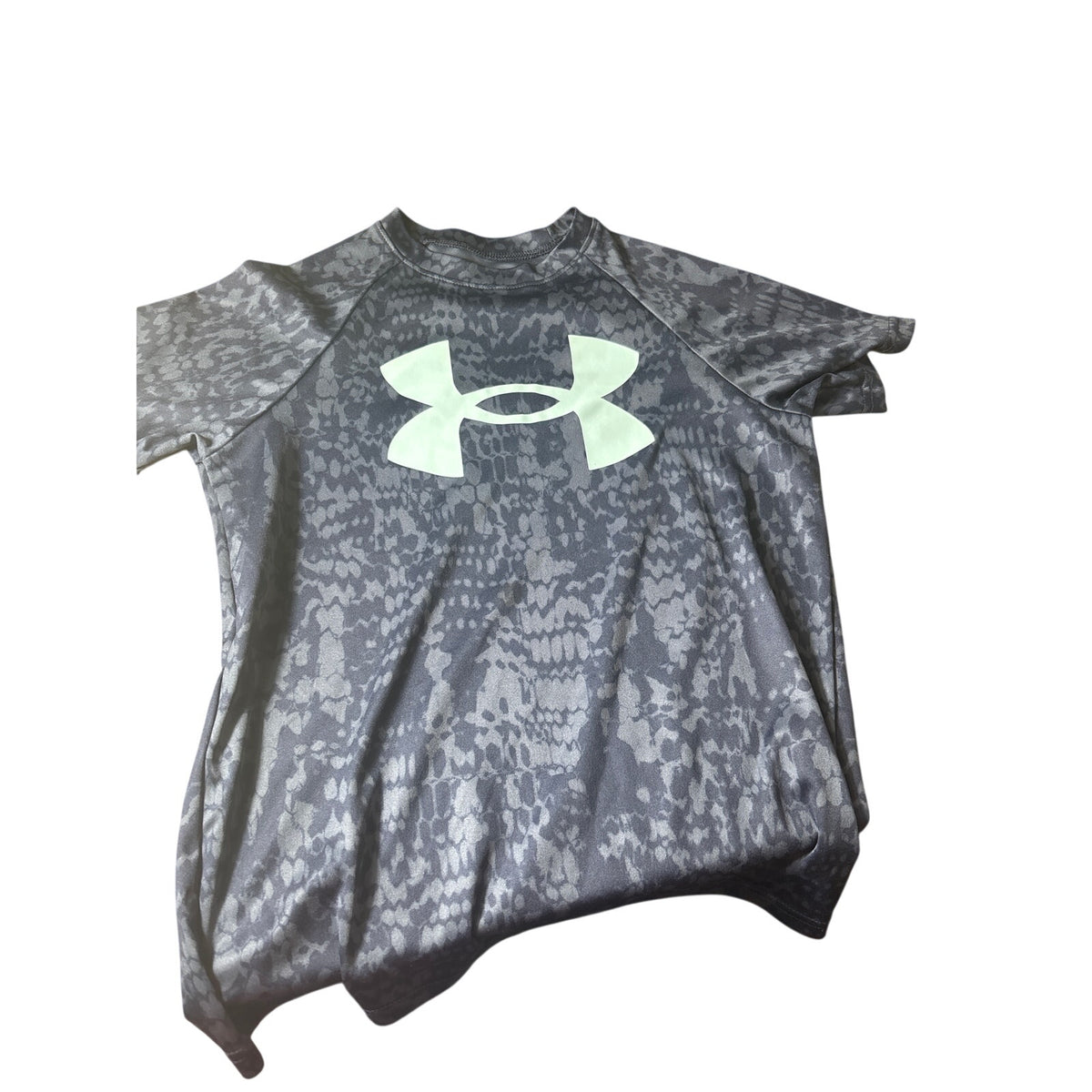 Boy's Bundle of 3 Name Brand Under Armor Vineyard Vines Athletic Shirts Sz M