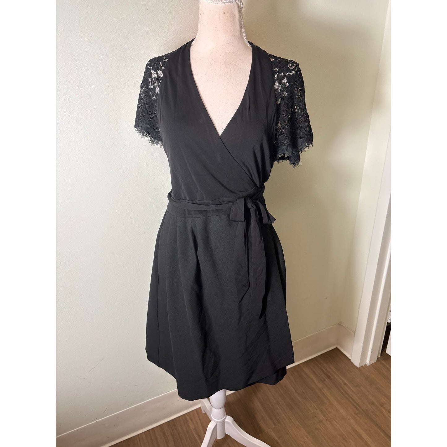 Diane VonFurstenberg Black With Lace Short Sleeve Wrap Dress Sz 8