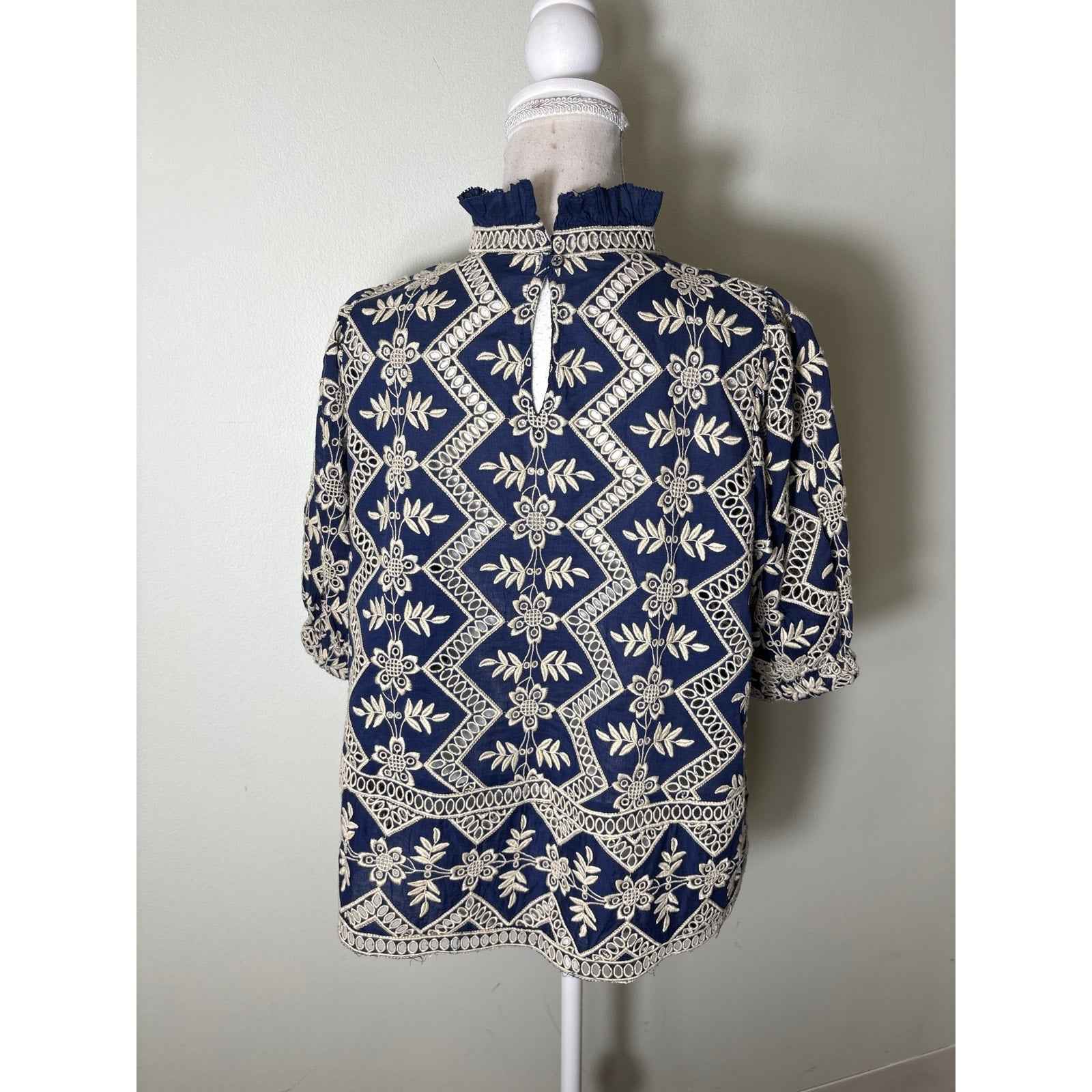 Sea NY Navy and Cream Eyelet Top Sz M