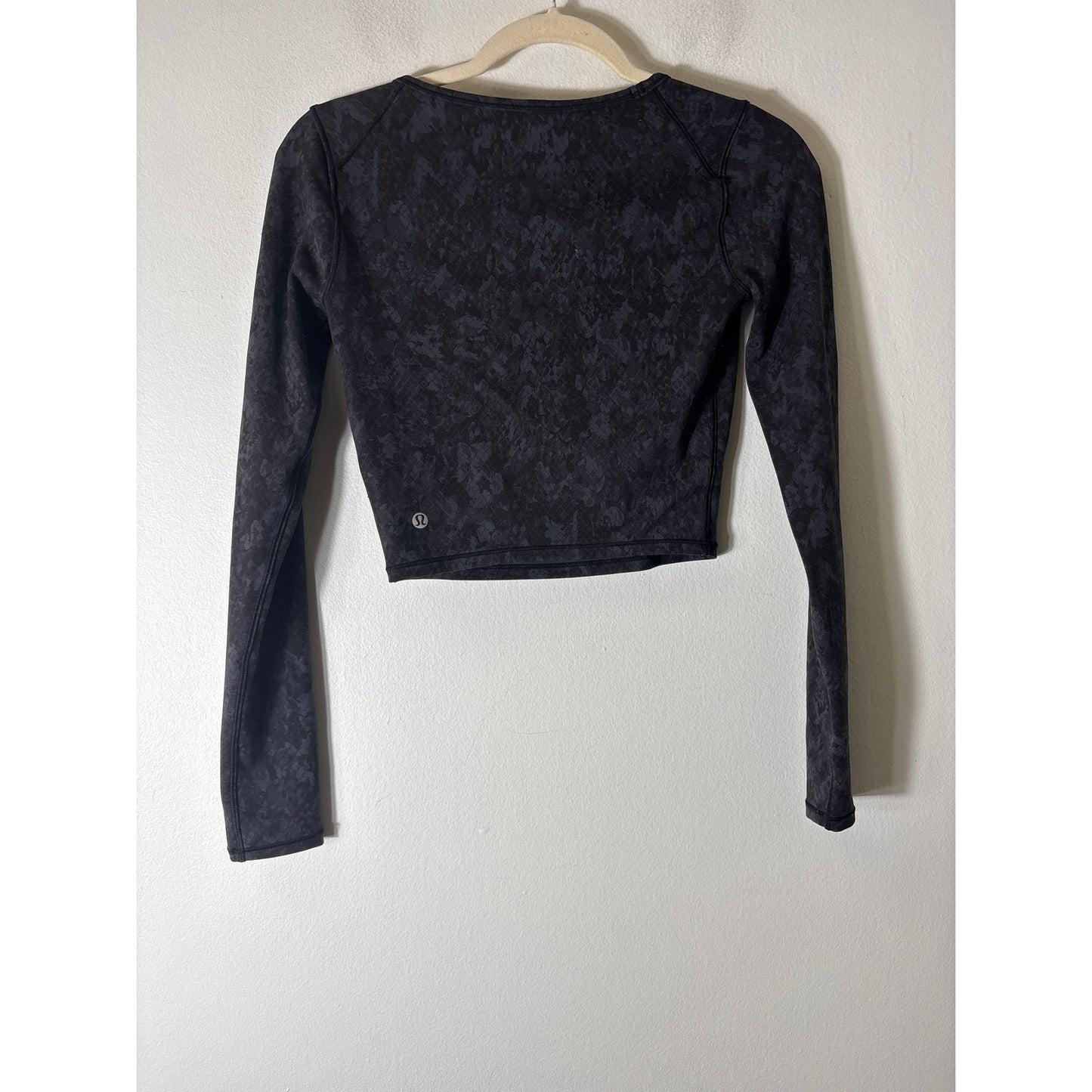 Lululemon Long Sleeve Black and Gray Snake Print Cropped Top Sz (fits like) S