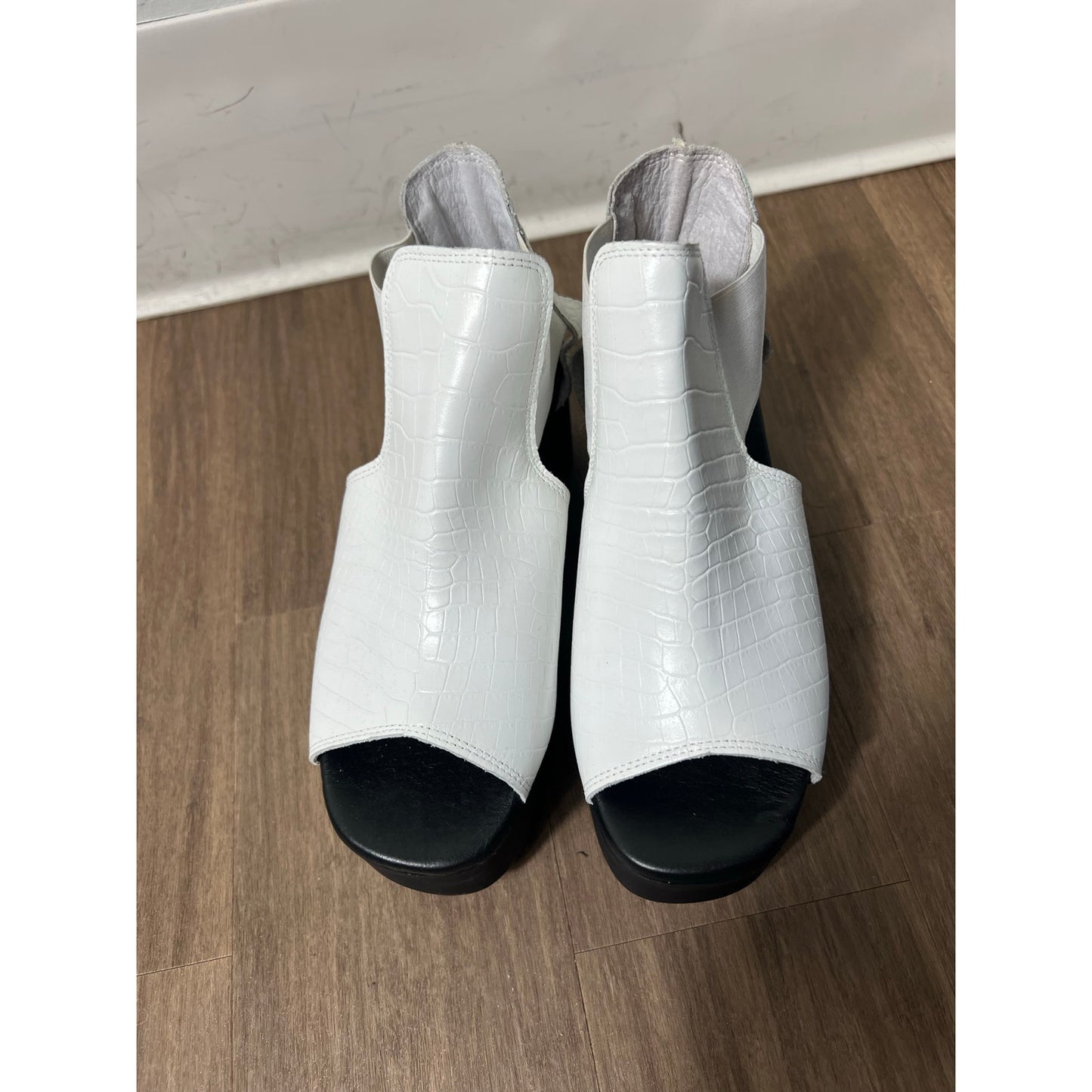 Piampiani Vera Pelle Italian Lug Sole White Stacked Peeptoe Sandals Sz 37 (6.5)