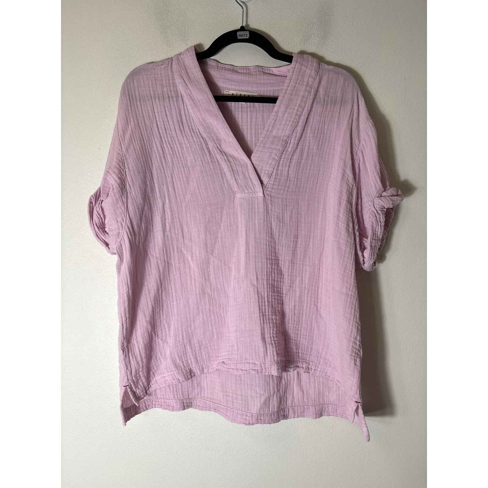 Xirena Pale Lavender Short Sleeve V-Neck Shirt Sz M