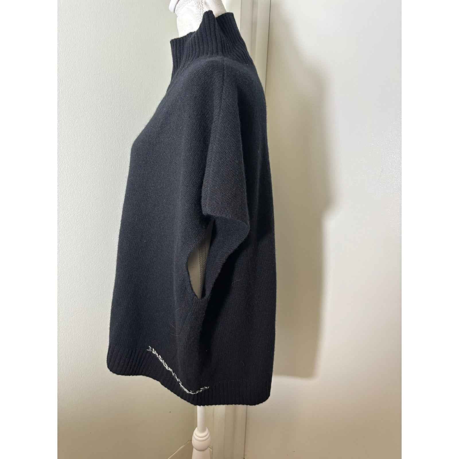 Lisa Todd Black Cashmere Sleeveless Turtle Neck Sz L